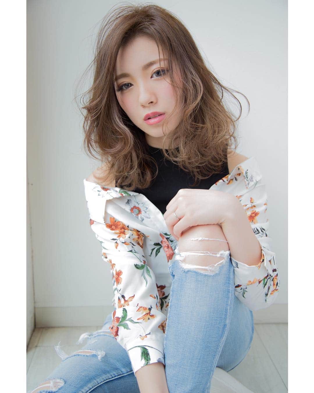 堀井大輔さんのインスタグラム写真 - (堀井大輔Instagram)「・ ・ 本日1人営業のため ご予約とりづらくなってます🙇‍♂️ ・ 久しぶりの @yuki.terasawa との撮影📸 ・ 波巻き、内巻きミックスでスタイル作ってます✊ ・ ・ 今日は8時から ヘアアレンジ練習にモデルさん呼んでます☺️ 編み下ろしコンテスト決勝に向けて 新しいスタイル模索していきます✊ ・ そして 夜は 久しぶりに @sakiii049 さきちゃんとブライダル撮影📸 @nononaho73 なっちゃんの スタジオお借りします😍 出会いに、繋がりに感謝です🙏 ・ ・ #クラウンヘアー #天白区 #名古屋 #栄 #名駅 #美容師求人 #緑区 #東京 #大阪 #沖縄 #北海道 #福岡 #ボブ #外国人風カラー #サロンモデル #サロモ #インスタ映え #フォトジェニック #巻き髪 #ヘアメイク #透明感カラー #オフショル #波巻き #おだんご #中日美容 #中部美容 #ヘアアレンジ #グラデーション #グレージュ」4月4日 7時47分 - daisuke_5511