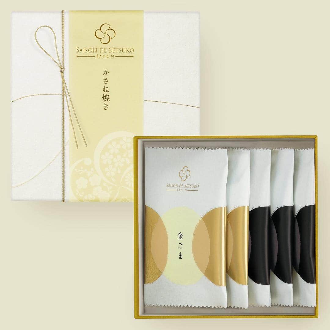 メリーチョコレート(公式) さんのインスタグラム写真 - (メリーチョコレート(公式) Instagram)「日本の美しいSHIKI（四季・色・式）を表現するSAISON DE SETSUKO（セゾン ド セツコ）から新商品のご紹介です。  金ごまと黒ごまを入れて焼き上げた生地と、香り高い抹茶のチョコレートを重ねた創作スイーツ「かさね焼き」に、金ごま2枚、黒ごま3枚を詰め合わせた商品が登場します。 カリッと香ばしい食感と和風仕立ての味わいをお楽しみください。  折々に変わりゆく様が美しい日本の「四季」を、チョコレートを通してお楽しみください。  _ #セゾンドセツコ #チョコレート #チョコレートのある暮らし #抹茶 #ごま #メリーチョコレート #ギフト #プチギフト #saisondesetsuko #chocolat #chocolate #matcha #gift #marychocolate」4月4日 7時58分 - marychocolate.jp