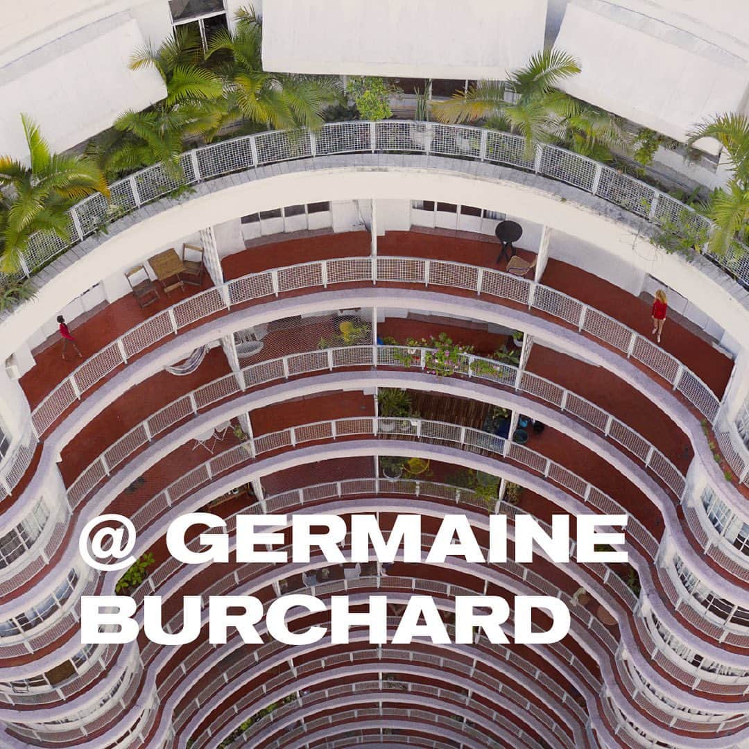 Schutzのインスタグラム：「Quantas histórias cabem em uma cidade?  A arquitetura inspira o design.  O design convida a descobrir. 📍Edifício Germaine Burchard, São Paulo Drone shot: @facundoguerra  #unlockyourcity #schutzfall」