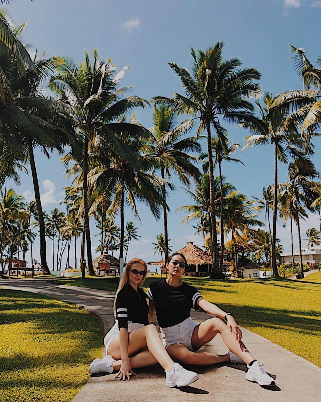 結子さんのインスタグラム写真 - (結子Instagram)「TWINS✅ Are you ready for the fashion show tonight?🇫🇯 . #wsp2019#roomie#uk#japan#friends#matchingcoodinate #双子になった#たまたま#ルームメイト#美#今からリハーサルです」4月4日 7時56分 - yuiko_yyy