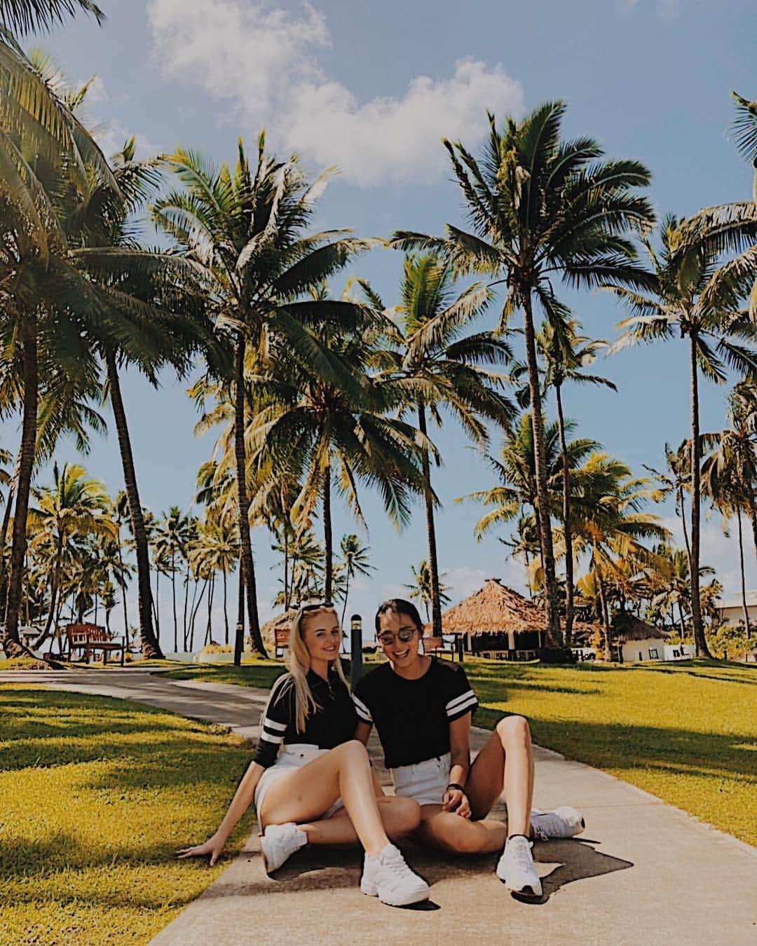結子さんのインスタグラム写真 - (結子Instagram)「TWINS✅ Are you ready for the fashion show tonight?🇫🇯 . #wsp2019#roomie#uk#japan#friends#matchingcoodinate #双子になった#たまたま#ルームメイト#美#今からリハーサルです」4月4日 7時56分 - yuiko_yyy