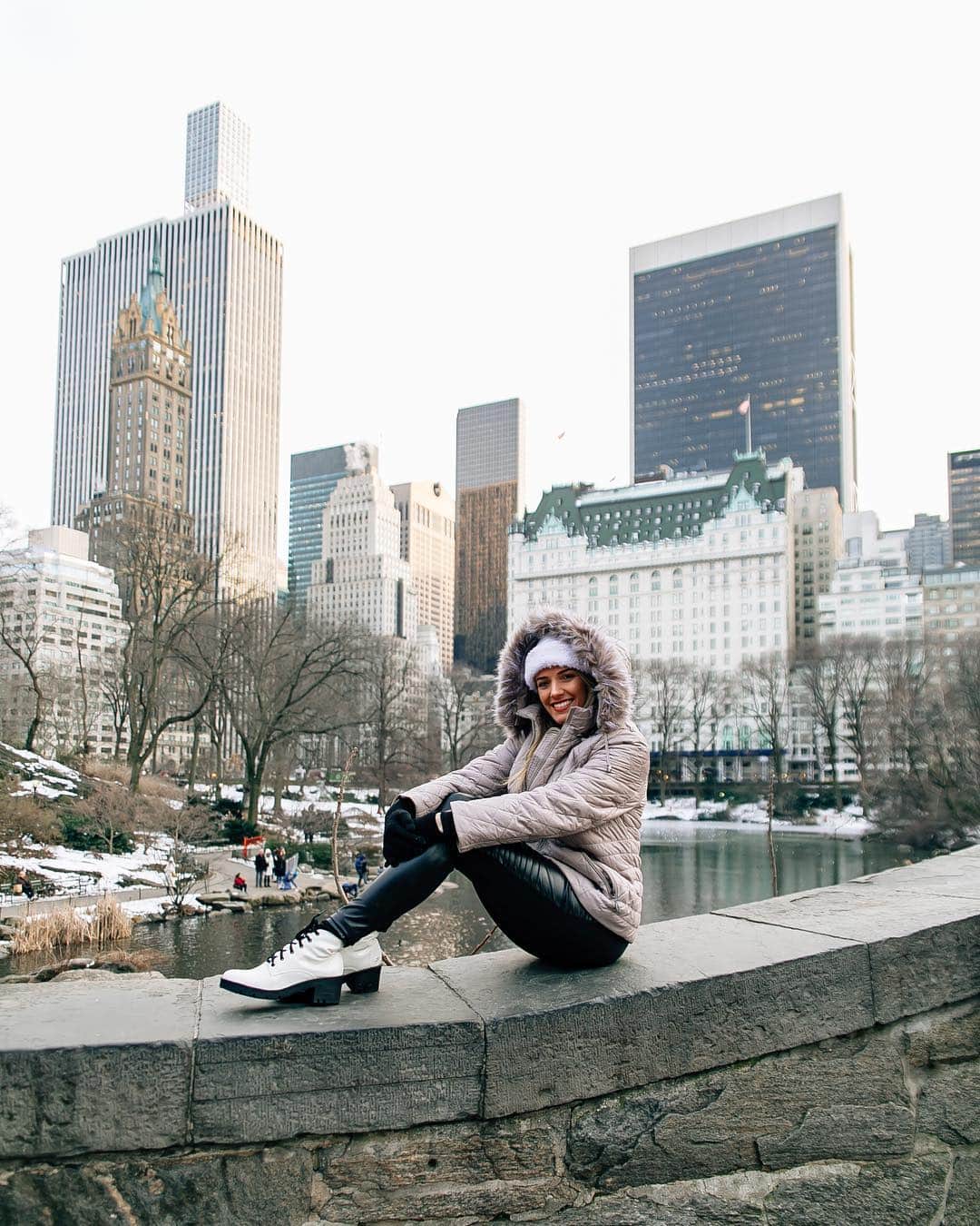 ナターリア・ガウジオのインスタグラム：「Modelani bem blogueirinha em New York, pelas lentes da linda @carolbiazotto!! Não me canso de amar esse lugar... 😍✨❄️☃️🏙🇺🇸💁🏼‍♀️❤️ #nyc #manhattan #photoshoot #inlove #newyork #usa #trip #cold #centralpark #snow」