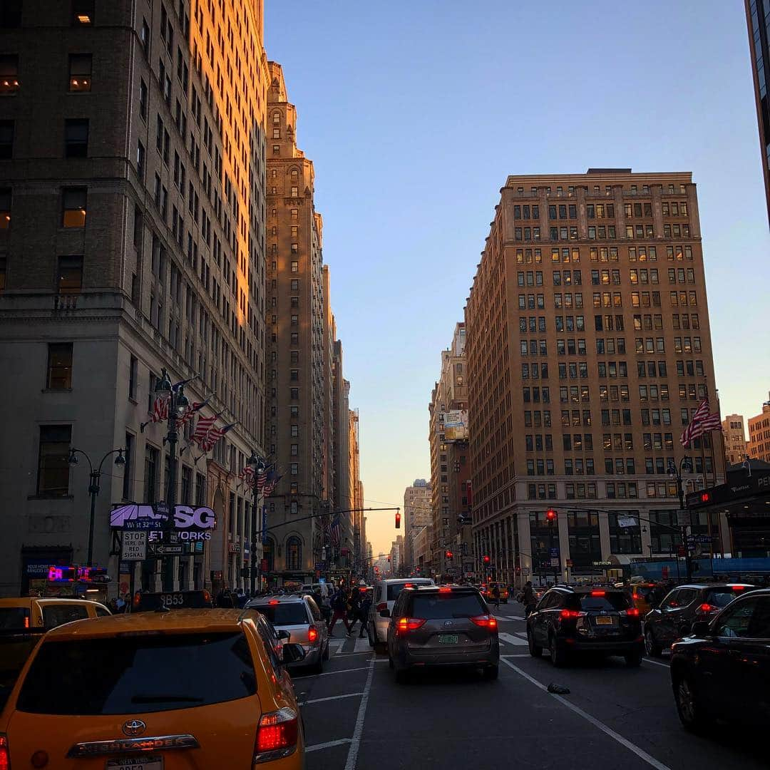 鈴木みのるさんのインスタグラム写真 - (鈴木みのるInstagram)「I'm here.  #msg #newyork #王様ニューヨークへ行く 空港からバスに乗りホテルに着くとそこはニューヨークのど真ん中。いかにもって風景。MSGの目の前。」4月4日 8時05分 - suzuki.d.minoru