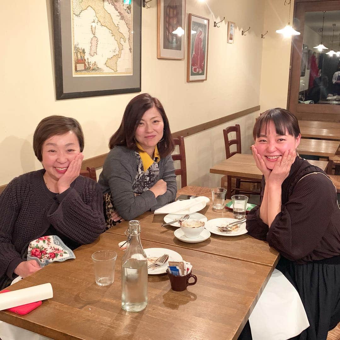 青山有紀さんのインスタグラム写真 - (青山有紀Instagram)「昨夜は佳子さん @odashi_uneno とじゅんちゃん @amajunkyoto と、美味しい時間🥩 久しぶりに赤ワインを飲んだら真っ赤になってしまった🍷 みんなとずっと笑ってて楽しかったなー❤️」4月4日 8時20分 - yukiaoya