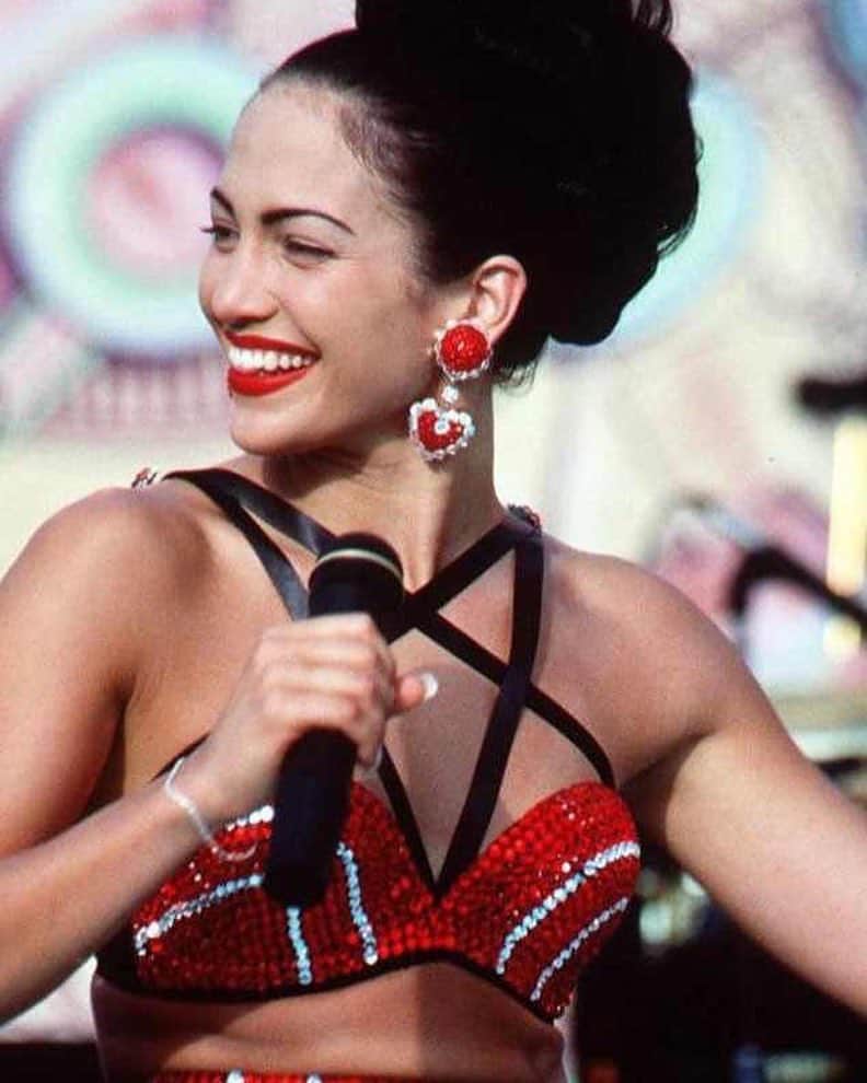E! Onlineさんのインスタグラム写真 - (E! OnlineInstagram)「At 26 years old, Jennifer Lopez went above and beyond to prepare for her role as Selena Quintanilla, which included sleeping in the singer's bed at home. Link in bio for more details on how J.Lo tried to do Selena's memory justice. (📷: Getty Images)」4月4日 8時20分 - enews