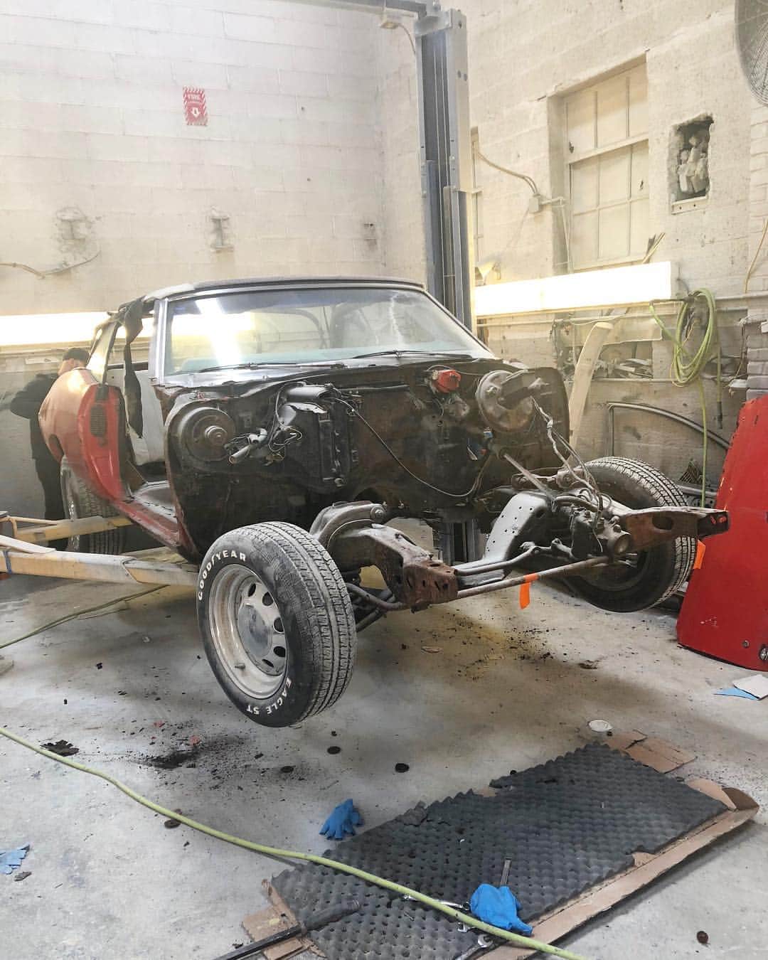 ファンクマスター・フレックスのインスタグラム：「Summer starting right... my #70Chevelle Convertible is underway!!! #Nicky x @therealclsmooth x @cmb.collision !!!! @groundupss396 x @gillininteriors !!!! I’m still deciding what engine to go with?」