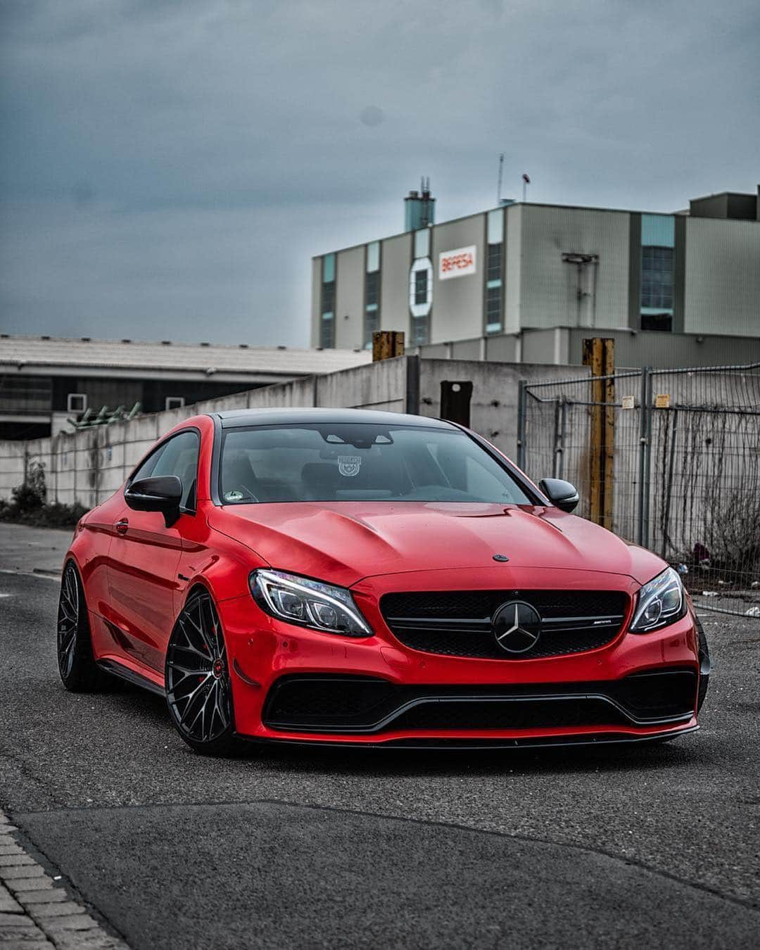 CARLiFESTYLEさんのインスタグラム写真 - (CARLiFESTYLEInstagram)「Red Mercedes C63S | 👍🏼or👎🏼? Owner @mryido #carlifestyle @mryido」4月4日 8時21分 - carlifestyle