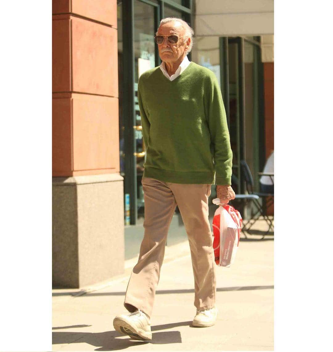 スタン・リーさんのインスタグラム写真 - (スタン・リーInstagram)「As a native New Yorker, Stan loved to walk and was frequently spotted strolling through Beverly Hills, as captured by this paparazzi photo. (He adored this picture & had it framed in his office!) Click the link in the bio to hear Stan’s friends & co-workers recount trying to keep up with him. #NationalWalkingDay」4月4日 8時22分 - therealstanlee