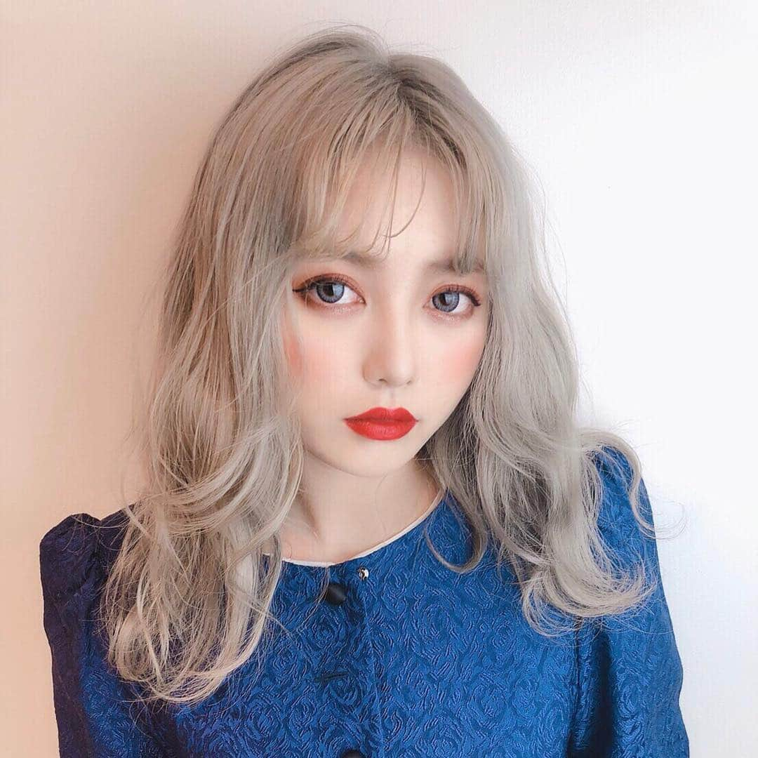 amandorさんのインスタグラム写真 - (amandorInstagram)「ほつれカールなホワイティーシルバー トリプルカラー . . . stylist @ndakora . . hair#color#グレーハイライト#アマンドール ヘアカラー#グラデーションカラー#ホワイトカラー#ブルーカラー#ラベンダーカラー#ピンクカラー#ミントグリーン#インナーカラー#裾カラー#ユニコーンカラー#ケアブリーチ#簡単アレンジ#ヘアアレンジ#ユニコーンカラー #kstyle#kpop#mixスタイル#コーデ#ブリーチ#ハイトーン#サロモ#外国人風カラー#f#アマンドール」4月4日 8時31分 - amandor_salon