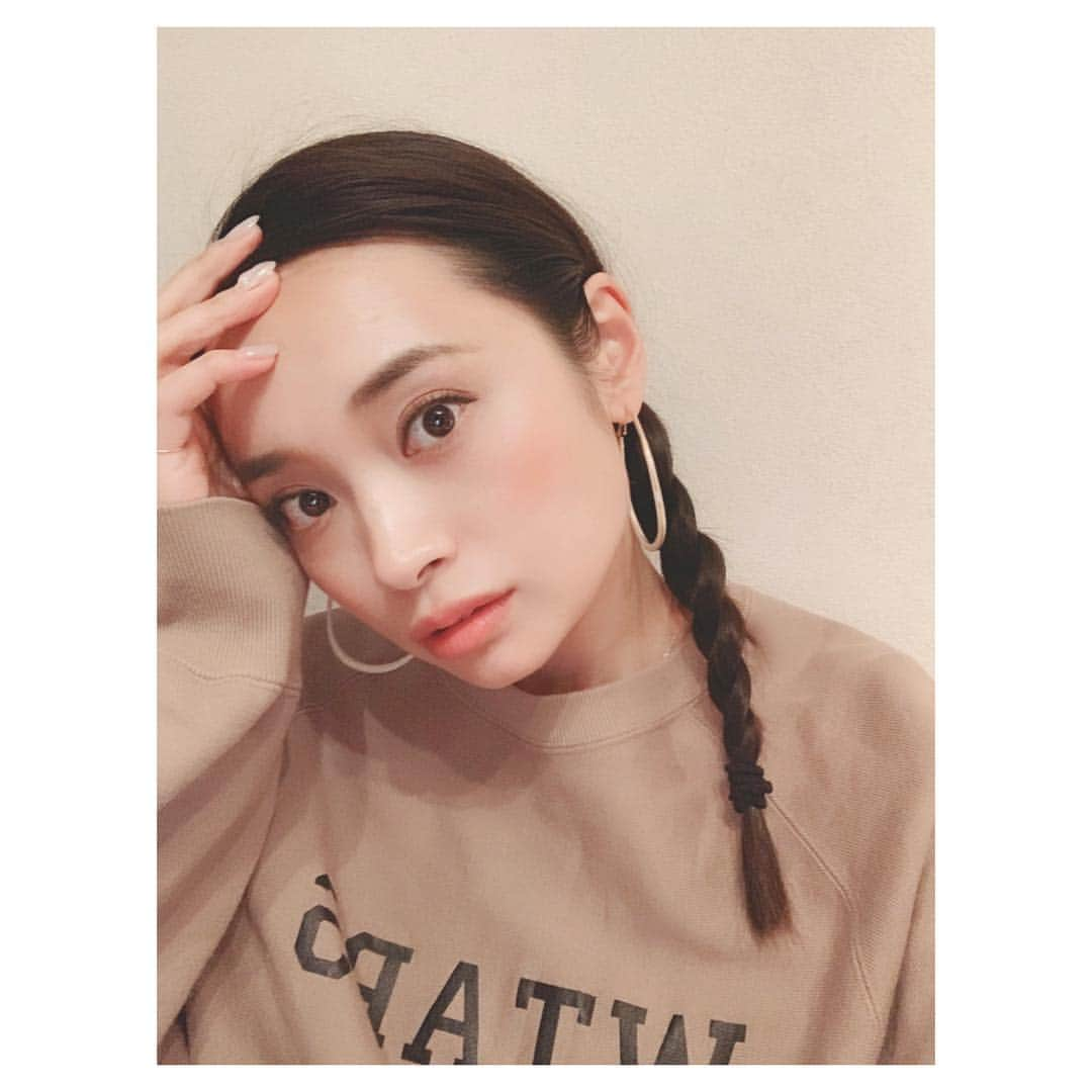 本多末奈さんのインスタグラム写真 - (本多末奈Instagram)「今日は髪の毛巻く時間がなかったので三つ編みアミアミ😎💚 髪ゴムなかったから太めのゴムで即席アミアミしました😂 ちょいちょい毛がピンピン出ちゃってるけどO型だから気にしません🙅‍♀️✨ ピアスはこの前DURASで購入したお気に入りの白の輪っかデカピアス💗 #三つ編み #即席アレンジ #ヘアアレンジ #おおざっぱ #o型あるある #楽チンヘア #デカピアス」4月3日 23時40分 - honda_mana