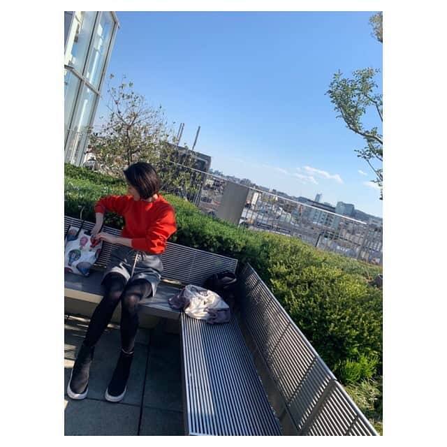 大村彩子のインスタグラム：「今日はポカポカ陽気〜みたいな顔して、さむさむな1日でした🍊  #抜けるような青空#ビタミンカラー#に元気もらう#元気ないわけじゃないけど#日光浴#憩い」