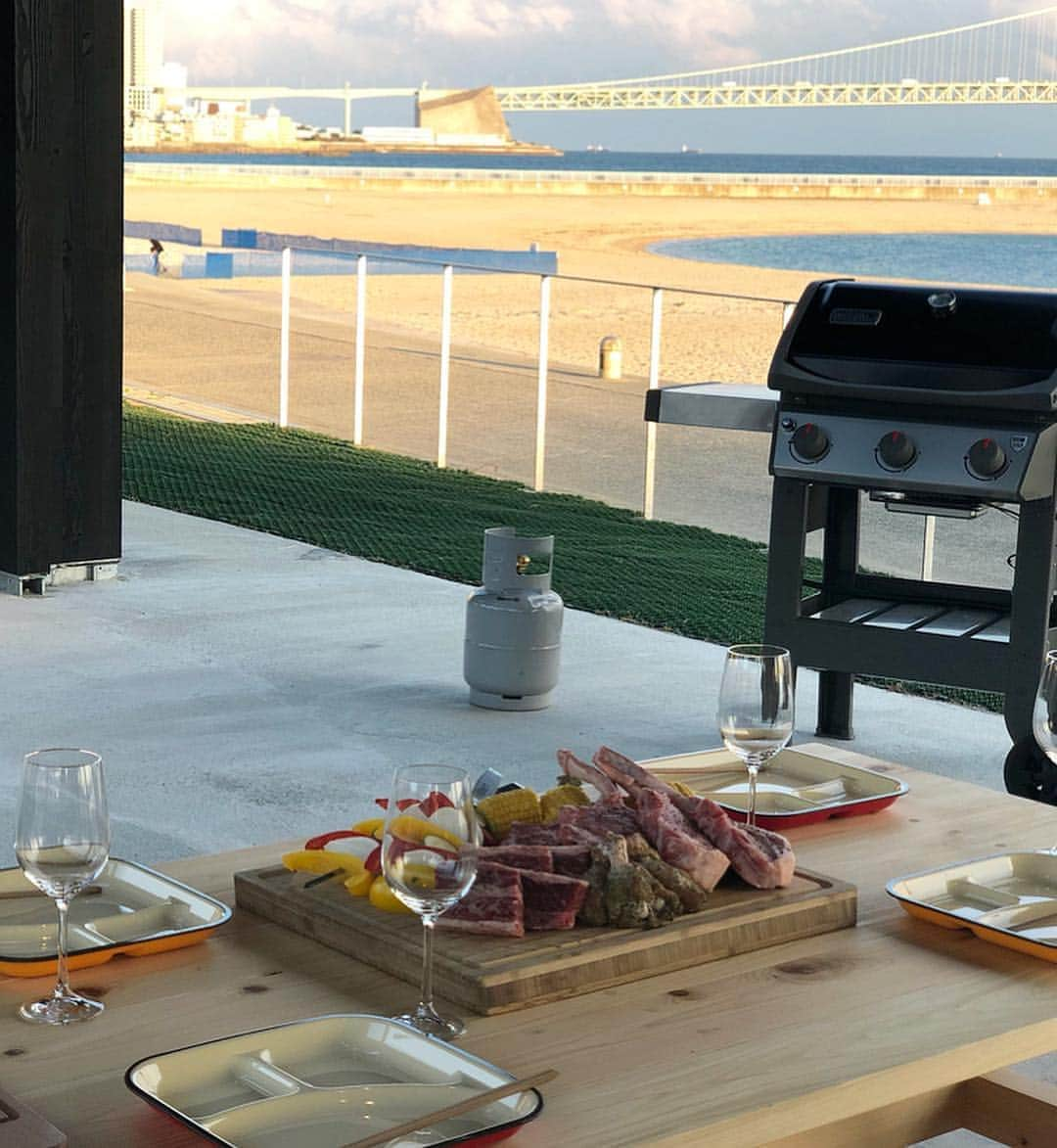 藤川沙弥さんのインスタグラム写真 - (藤川沙弥Instagram)「みんなで今年の初のBBQへ🍖﻿ 明石海峡が一望できて﻿ 目の前は海っていう最高のロケーション🌊﻿ 大蔵海岸にできた"ZAZAZA"で📍﻿ 私達は夕方から行ったので暗くなると﻿ 波の音とライトアップがとっても綺麗でした🌉﻿🌙 ﻿ 手ぶらで気軽に楽しめるし﻿ 前菜からお肉も超美味しくて〆まで🥺♥️﻿ ﻿ 次は絶対暑い時期に大勢で来ようね！と﻿ 約束したので、楽しみができた😝☀️﻿ ﻿ ﻿ ﻿ ﻿ #ZAZAZA#ZAZAZA_PR﻿ #ZAZAZABBQ#BBQ#大蔵海岸﻿ ﻿」4月3日 23時35分 - s_a_y_a_p_i