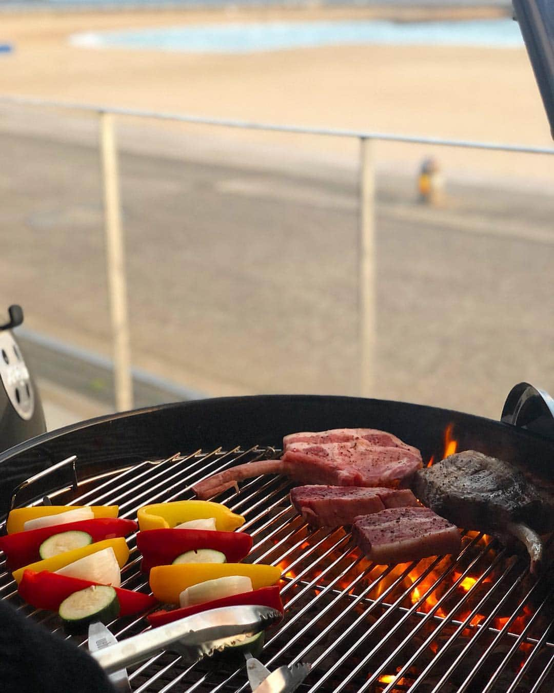 藤川沙弥さんのインスタグラム写真 - (藤川沙弥Instagram)「みんなで今年の初のBBQへ🍖﻿ 明石海峡が一望できて﻿ 目の前は海っていう最高のロケーション🌊﻿ 大蔵海岸にできた"ZAZAZA"で📍﻿ 私達は夕方から行ったので暗くなると﻿ 波の音とライトアップがとっても綺麗でした🌉﻿🌙 ﻿ 手ぶらで気軽に楽しめるし﻿ 前菜からお肉も超美味しくて〆まで🥺♥️﻿ ﻿ 次は絶対暑い時期に大勢で来ようね！と﻿ 約束したので、楽しみができた😝☀️﻿ ﻿ ﻿ ﻿ ﻿ #ZAZAZA#ZAZAZA_PR﻿ #ZAZAZABBQ#BBQ#大蔵海岸﻿ ﻿」4月3日 23時35分 - s_a_y_a_p_i