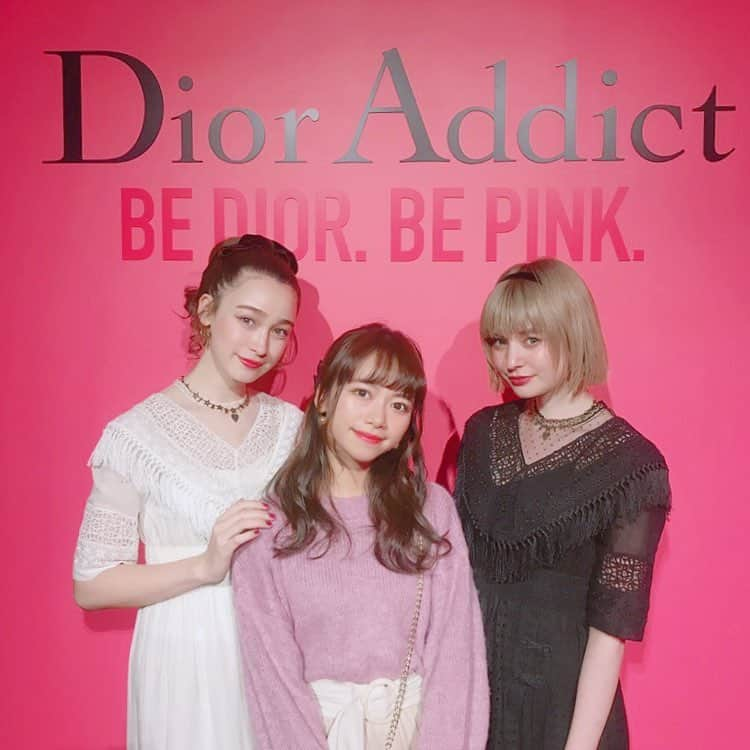 牧野桃美さんのインスタグラム写真 - (牧野桃美Instagram)「. . @diormakeup × @vivi_mag_official  のイベントに行ってきたよ💄💕 . なんと、、かわいすぎる、 瑛菜ジャスさんとサチさんと 撮っていただきました（；＿；）💗 ViVi girlのみんなも集結したよ✨ .  #ディオールアディクトステラーシャイン の 新色や限定色が見れるイベントが 4月7日まで渋谷のhotel koe で やってるのでみんな行ってみてね💋💋 . . . . . . #DIORADDICT#BEDIORBEPINK #dior#デパコス#ViVi#Pink#コスメ好きさんと繋がりたい#makeup#リップ#限定色#新色#渋谷#イベント#cosmetics#女の子」4月3日 23時39分 - momomi_makino