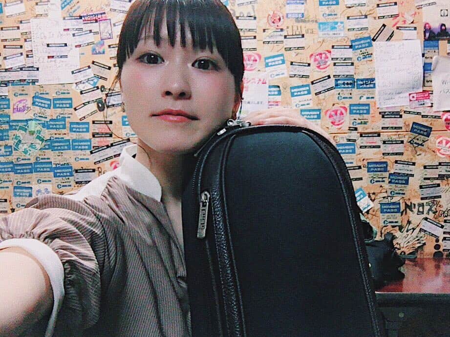 渕上里奈のインスタグラム：「⁑ 広島Cave-be ありがとうございました！！ 今年度もよろしくお願いします ってことで初めてなカバーだったりオリジナルの弾き語りだったり、 挑戦って楽しいな♩  明日から岡山でharemachi TV「渕上里奈のhappiness music」公開収録始まります 🎥」