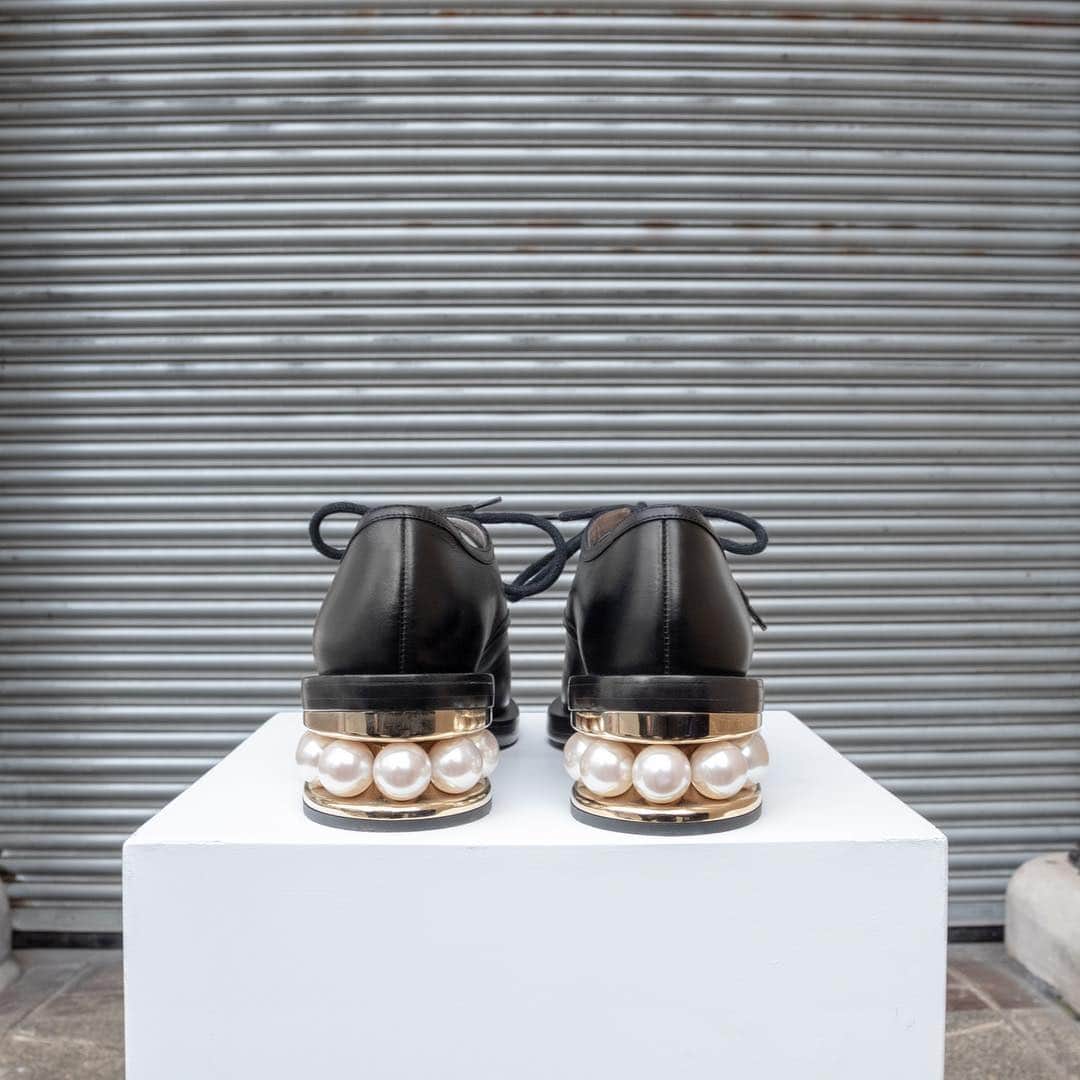 ニコラス カークウッドさんのインスタグラム写真 - (ニコラス カークウッドInstagram)「A contemporary derby shoe in black, calf leather for the modern women on the move. #nicholaskirkwood #designershoes」4月3日 23時44分 - nicholaskirkwood