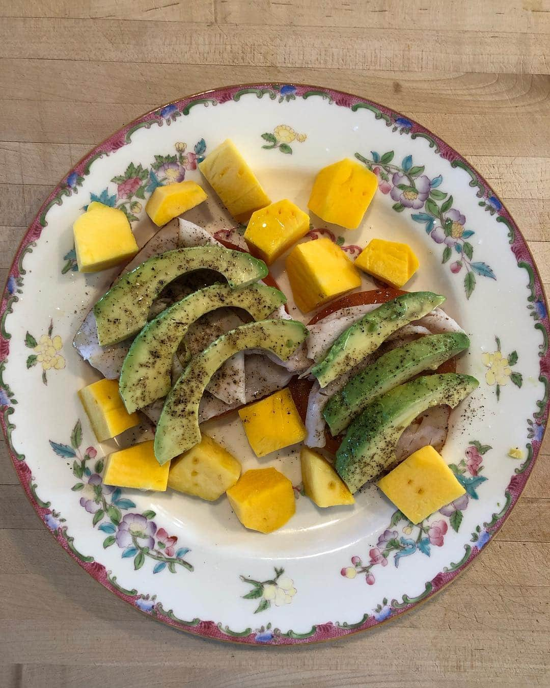 スーザン・ルッチさんのインスタグラム写真 - (スーザン・ルッチInstagram)「So many of you have asked me to post some of my favorite things to eat—to keep me fit.  Here’s my at-home take on avocado toast—without the toast!  Two slices of beefsteak tomatoes topped with slices of turkey and slices of fresh avocado—sprinkle of cut-up mango—all organic.  Himalayan sea salt and pepper to taste—drizzle of champagne vinegar and virgin olive  oil from Napa.  Happy eating!!!😍😍😍💃🏽💃🏽💃🏽 #mygotolunch #veggiesplusprotein #sweetandsavory #nocarbs #yumyumyum」4月3日 23時45分 - therealsusanlucci