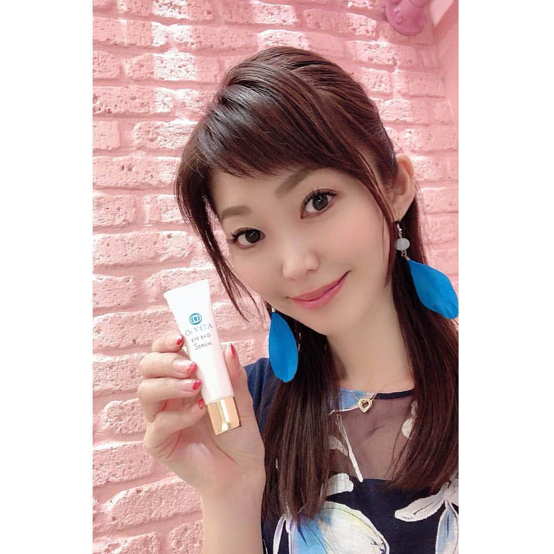のインスタグラム：「愛用させて頂いている @o2vita_skincare さんの 目元美容液アイバックセラム✧👀🚿💫 リピート中です❤️ * みずみずしく軽いテクスチャー🚿🛁が お気に入りポイントです(˶˚ ᗨ ˚˶)💕 伸びが良くすーっと馴染みます🧡 持ち運びやすい点も嬉しい(✻´ν`✻)🎶 * 今のこの花粉症の時期は いつもに増して更に 目の周りが乾燥しがちなので 目元美容液とっても助かっていて大活躍です💟 * クマ🐻を薄くするべく 目元専用美容液で 目元ケアをしっかりします☝️💜 興味ある方は…👇💕 【目元美容液 o2vita】で検索してみてね💙 商品リンク🔗は ストーリーズに貼りますね👀✨ ✼••┈┈┈┈┈┈┈┈┈┈┈┈┈┈┈┈••✼ #PR #o2vita #目元美容液 #アイバックセラム #アイクリーム #スキンケア#skincare #美容 #cosmetics #コスメ #cosme #followme #スキンケア用品#instabeauty #美肌 #美肌ケア #美容好きな人と繋がりたい #つるすべ肌 #美活 #化粧品 #女子力 #ビュースタグラマー #エイジングケア #オードゥエヴィータ #beauty #大人女子 #目元ケア #目元美容液 #eyecare #目もとケア #コスメレポ @queen.lupis ピアス(n506-1) ✼••┈┈┈┈┈┈┈┈┈┈┈┈┈┈┈┈••✼」