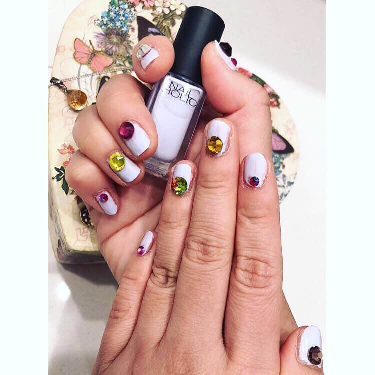 のインスタグラム：「NAILHOLIC arrange(*´-`) brilliant design˚✧₊⁎❝᷀ົཽ≀ˍ̮ ❝᷀ົཽ⁎⁺˳✧༚ Everyone's good comments thanks(о´∀`о) I recommend doing this💓 https://www.kose.co.jp/nailholic/ @nailholic_kose で #アレンジデザイン  カラーはPU115(*'ω'*) 控えめなカラーにぎっしりキラキラ付けてみた（＾Ｏ＾☆♪ 色が豊富な #kose #nailholic_kose はすぐ乾くからアレンジも楽しい( ＾∀＾) 発色も良くて好き(*´꒳`*) 似合ってますー？(^_−)−☆ #ネイルホリック ハマってるんるん(*´Д｀*) #pr」