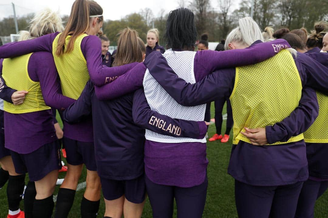 フィリップ・ネヴィルさんのインスタグラム写真 - (フィリップ・ネヴィルInstagram)「@lionesses」4月3日 23時47分 - philipneville18