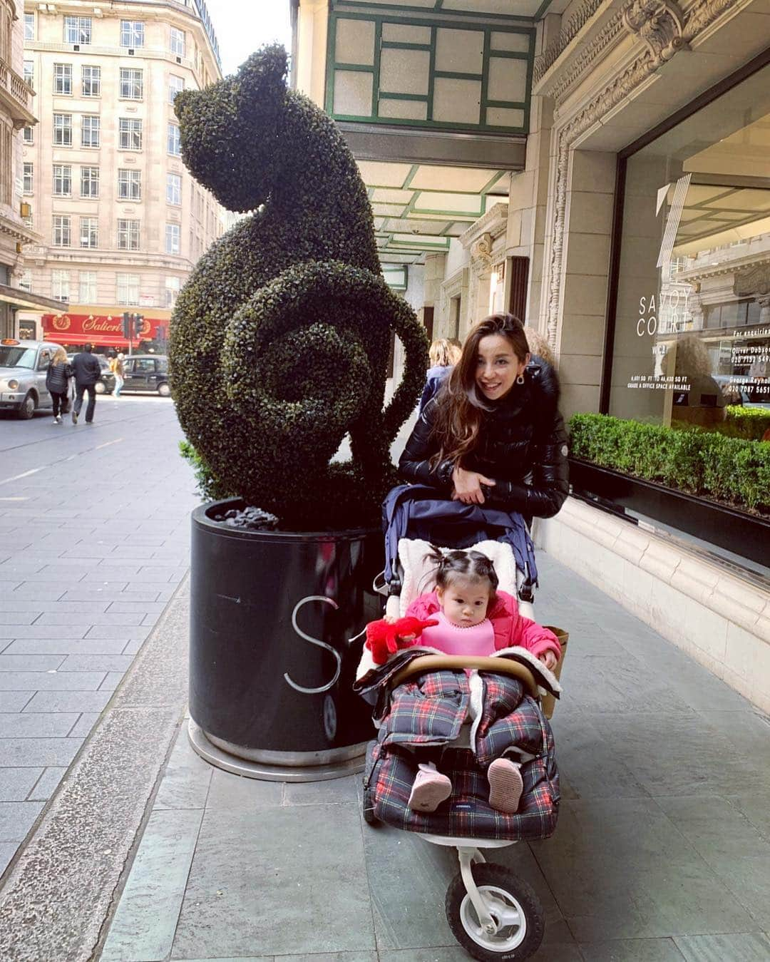 PINKYさんのインスタグラム写真 - (PINKYInstagram)「The Savoy london🏨🌟🇬🇧 . Savoyのエントランスにある猫ちゃんのトピアリーが大好き🌳🐾💛 . 勿論ゴージャスな内装も😍✨ . この日はママ友とアフタヌーンティーでした☕️❤️ ・・・ ・・・ #love #happy #family #babygirl  #momlife #mamalife #parentslife #london #springlondon #TheSavoyLondon #topiary #posh #1歳9ヶ月 #赤ちゃん連れ海外滞在」4月3日 23時57分 - shanti_pinky_shanti