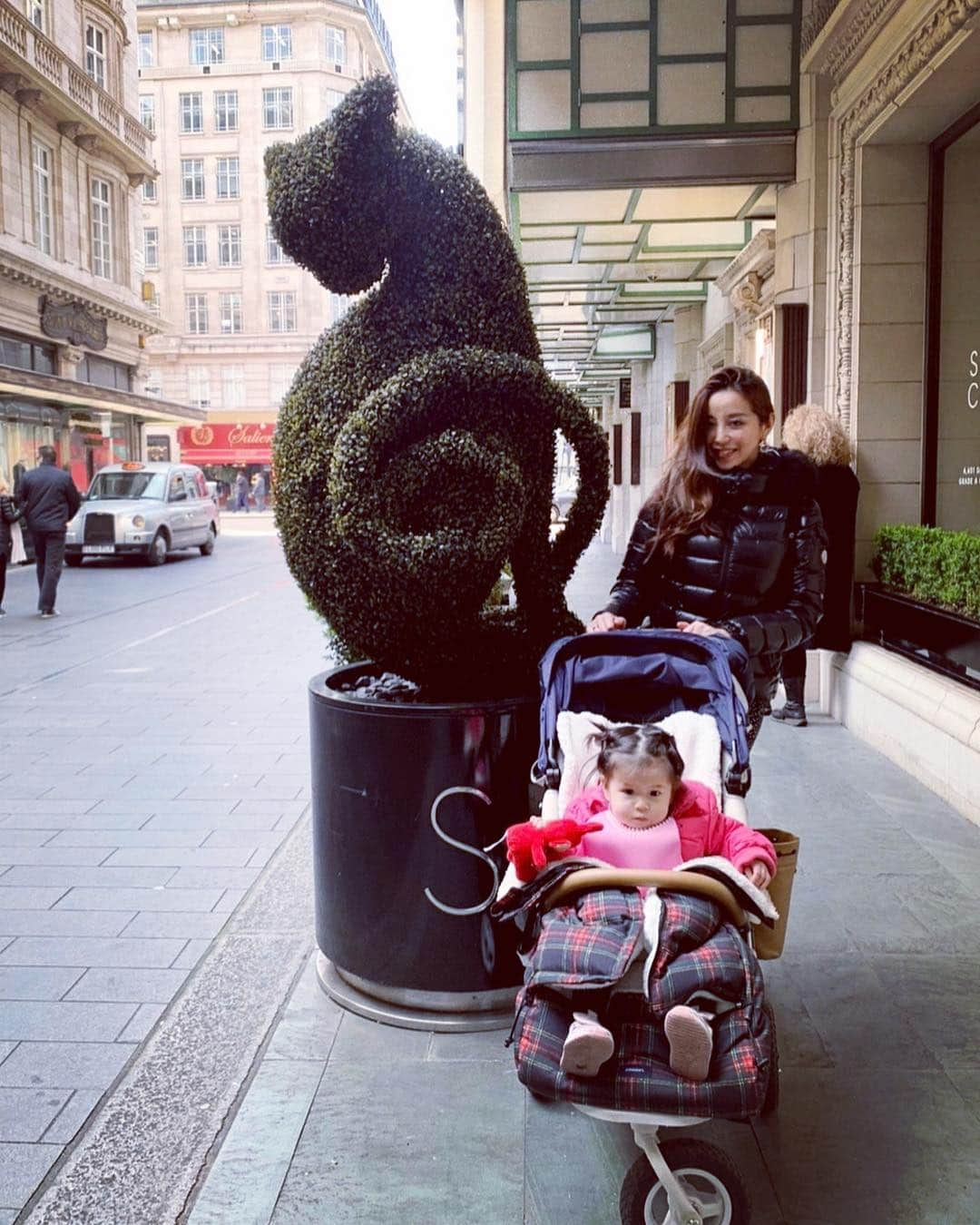 PINKYさんのインスタグラム写真 - (PINKYInstagram)「The Savoy london🏨🌟🇬🇧 . Savoyのエントランスにある猫ちゃんのトピアリーが大好き🌳🐾💛 . 勿論ゴージャスな内装も😍✨ . この日はママ友とアフタヌーンティーでした☕️❤️ ・・・ ・・・ #love #happy #family #babygirl  #momlife #mamalife #parentslife #london #springlondon #TheSavoyLondon #topiary #posh #1歳9ヶ月 #赤ちゃん連れ海外滞在」4月3日 23時57分 - shanti_pinky_shanti