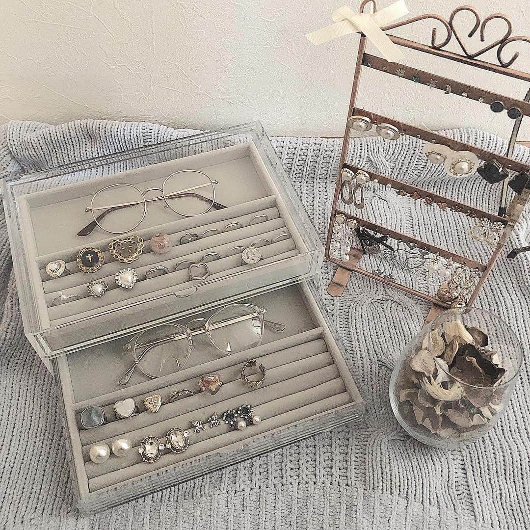 のインスタグラム：「#アクセサリー収納﻿ クリアケースとピアススタンドの二刀流♡﻿ ﻿ 今注目のアクセサリー収納といえば、百均DIYや無印良品のクリアケースですよね💭﻿ ﻿ ぜひ参考にしてみてください！﻿ ﻿ photo by @1.54_m ﻿﻿﻿ Sucle のBASEにて、Sucleオリジナル巾着ポーチを販売中✨﻿ ﻿ プロフィールのURLかストーリーズのURLからジャンプできるので、ぜひチェックしてみてください！﻿ ﻿ @sucle_ では紹介する写真を募集中👧🏻﻿﻿ ﻿﻿﻿﻿﻿ ﻿﻿﻿﻿﻿﻿﻿﻿﻿﻿﻿﻿﻿ タグ付けやハッシュタグをつけてくれた投稿からもピックアップした写真をリポストしています！﻿﻿﻿﻿﻿﻿﻿﻿﻿﻿﻿﻿﻿﻿ #sucle をつける か このアカウントをタグ付けして投稿してね📸﻿﻿﻿﻿﻿﻿﻿﻿﻿﻿﻿﻿﻿﻿ ﻿ ﻿ #アクセサリー #アクセ  #accessory﻿ #シルバーアクセ #アクセサリーケース #伊達メガネ #ピアス #置き画 #置き画倶楽部 #置き画くら部 #おきがくらぶ #ハンドメイド #イヤリング﻿ #インスタ映え #シュクレ #フォトジェニック #ファッション #お洒落 #かわいい #置き画くら部 #おしゃれさんと繋がりたい #おしゃれ #お洒落さんと繋がりたい #可愛い #ootd #おきがくらぶ﻿﻿ ﻿」