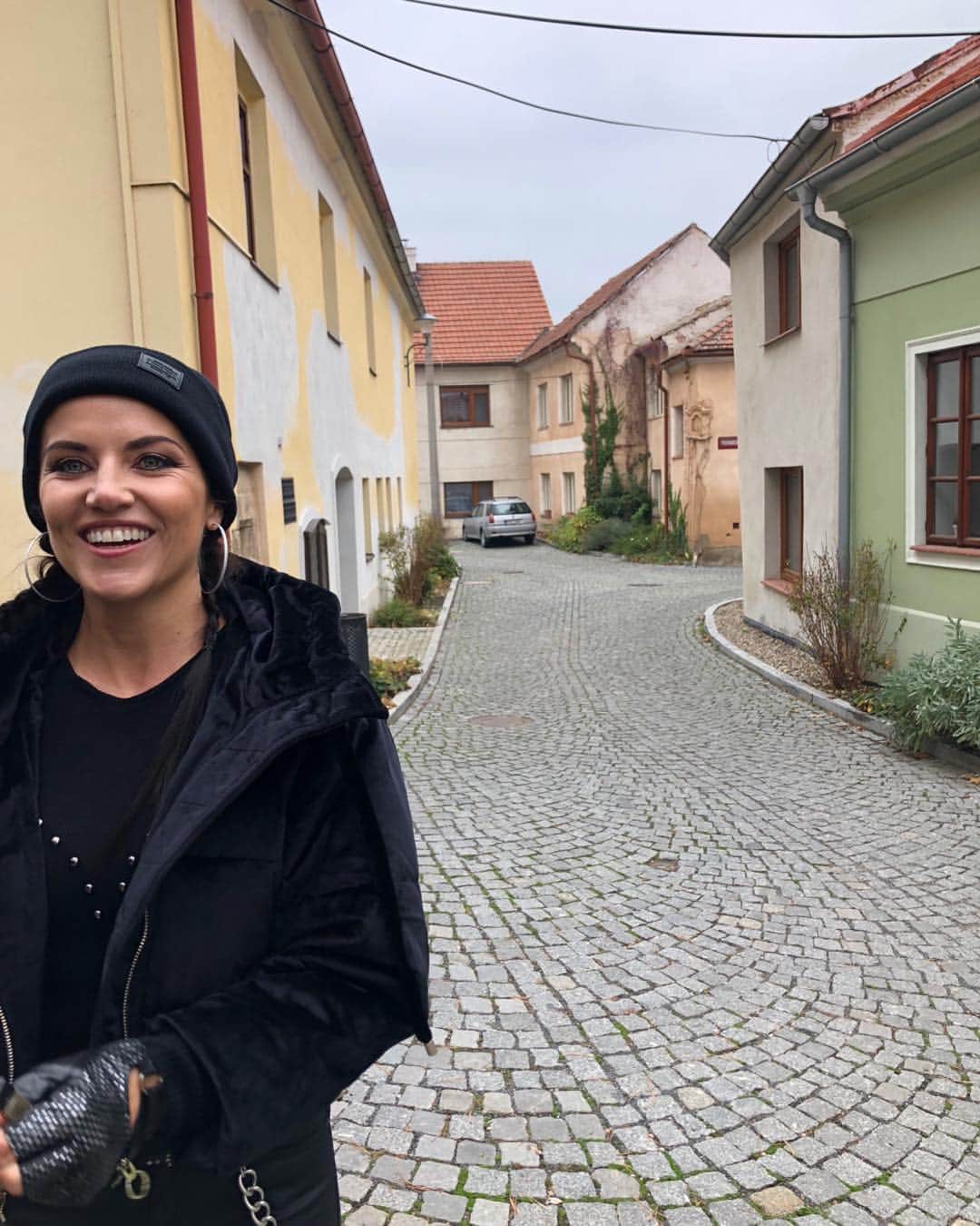 のインスタグラム：「This pic was @themeanchick first day on set. She’s pretty excited. And cute. Think I’ll keep her. Check out her first ep tonight! #whiskeycavalier」