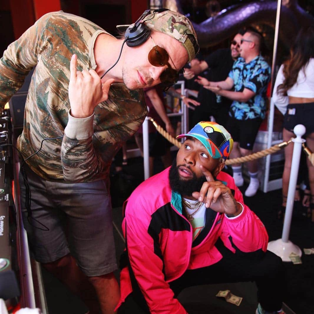 ディプロさんのインスタグラム写真 - (ディプロInstagram)「saw @obj walking up the strip with Walgreens bags in both hands full of school supplies.. I invited him to my show in Vegas and he came with 200 dollars and threw it at me.. he then took selfies with everyone in the crowd and left with all my chicken fingers」4月3日 23時52分 - diplo