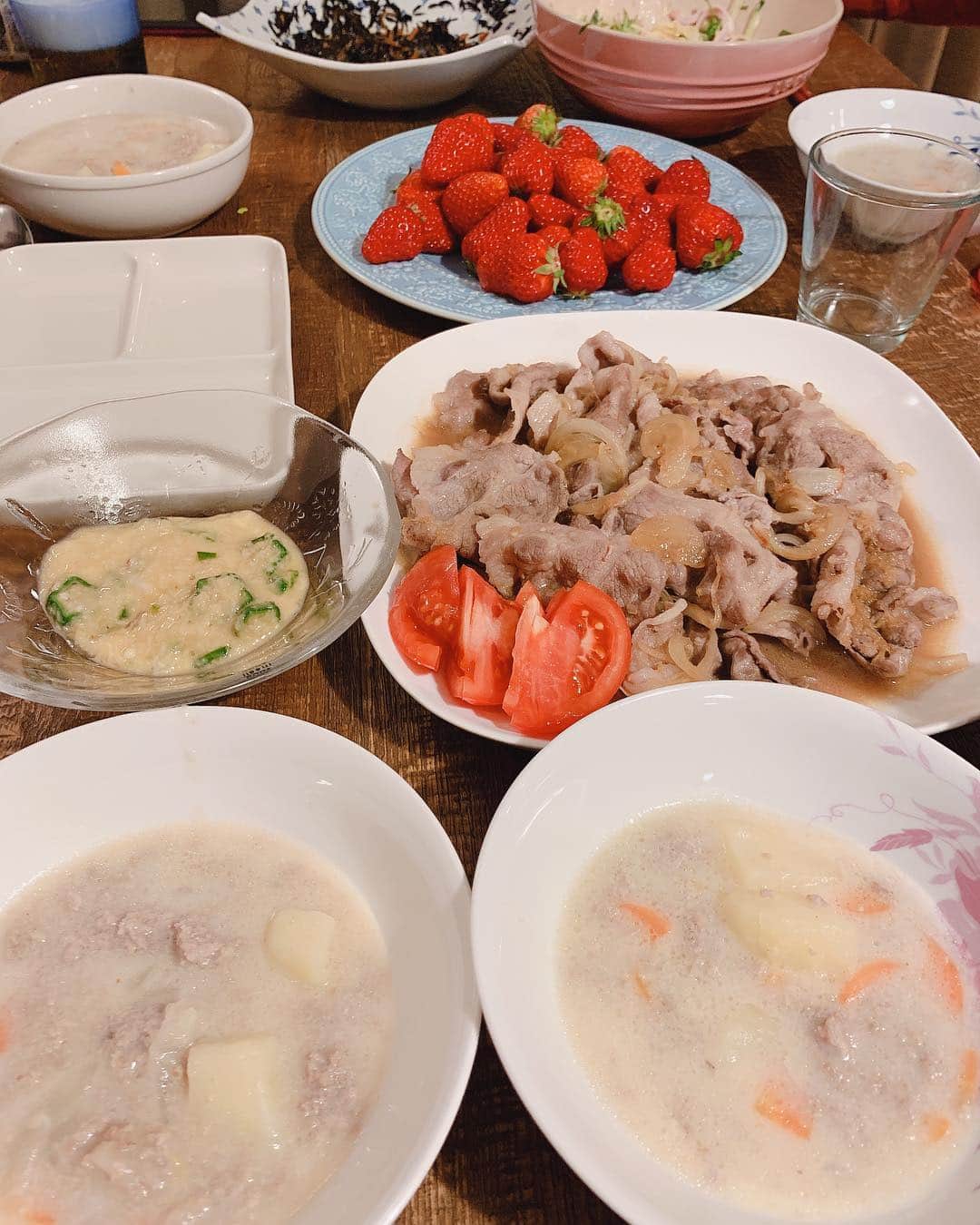 若林翔子のインスタグラム：「* * 先日のごはーーーーん！  野球観戦行って帰ってからのごはんはシチュー。 雪が降って寒すぎたので、めちゃめちゃあったまったー😭😭😭 * * #大人も子供もいっしょごはん  #大皿ごはん #作りおきおかず #生姜焼き」