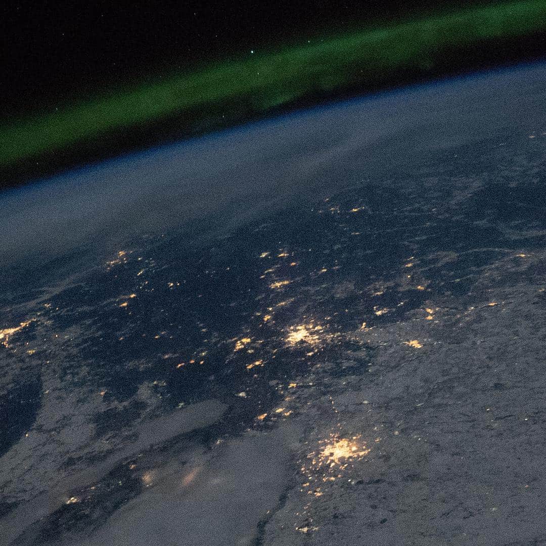 国際宇宙ステーションさんのインスタグラム写真 - (国際宇宙ステーションInstagram)「City lights and the aurora are pictured during a nighttime pass as the International Space Station orbited 256 miles above Russia and Kazakhstan. #earth #aurora #night #russia #kazakhstan #cities #lights #international #space #station」4月3日 23時55分 - iss