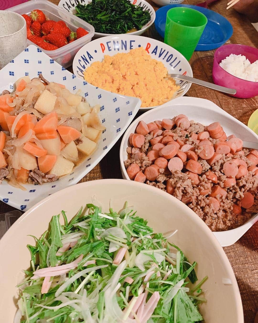 若林翔子のインスタグラム：「* * 今日のゴハーーーン。 今日は三色丼なのにまさかのひき肉が足りないってことに直前で気がついて、仕方なくウィンナーを足すという技をしてみました笑。 お腹に入ればなんでもいっしょだから🤣🤣🤣 でもこれも全然ありだったかも😂 * * #夕飯 #ごはん  #大人も子供もいっしょごはん  #大皿ごはん #肉じゃが #三色丼」