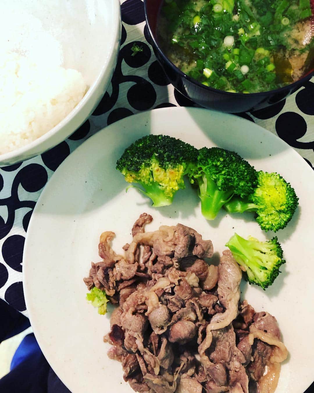 ゴンのインスタグラム：「出汁から取った手作り無添加味噌汁、 ブロッコリー、ラム肉、 味付けは無添加の塩のみ。 ウマ。  LIFEの鶏の胸肉が売り切れてた。 てか、鶏肉全部無かった…。 近所にトレーニーがたくさん居るのかも！ 買い占められてた😆  #ビックスモールン  #トレーニング  #ラム肉  #食事  #筋肉」
