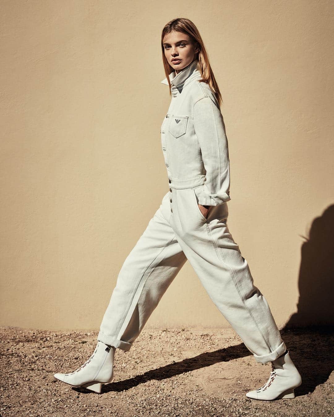 のインスタグラム：「Three ways to wear denim: fashion forward with white overalls #EmporioArmani Credits: Enrique Badulescu SS19 campaign」
