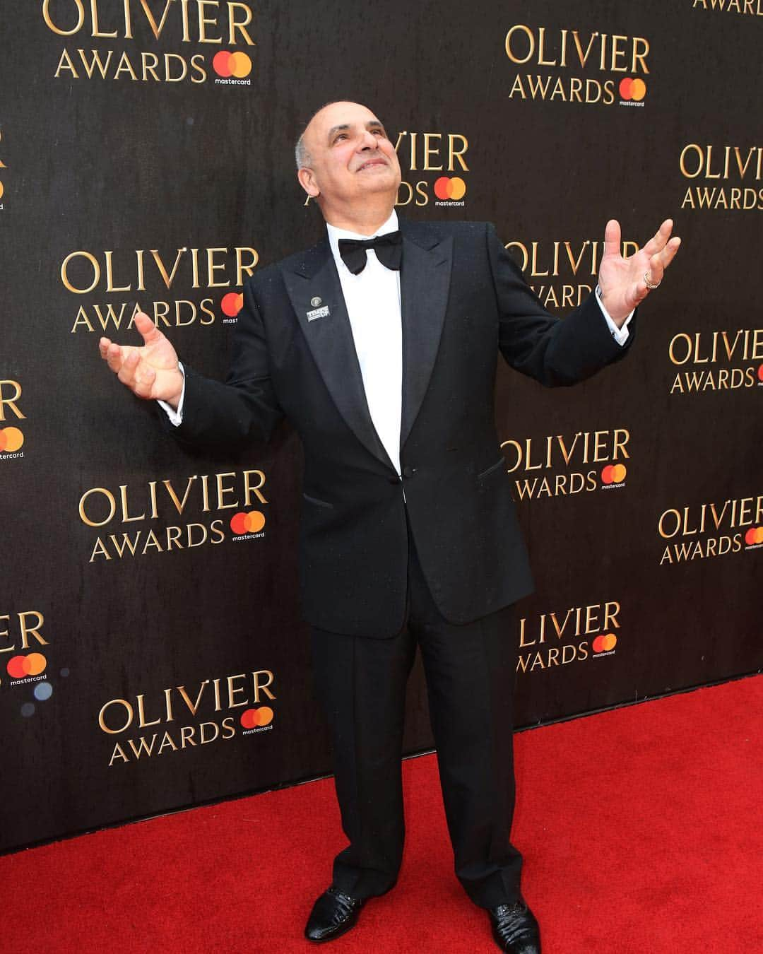 チェスターバリーさんのインスタグラム写真 - (チェスターバリーInstagram)「With just 5 days to go until the @olivierawards 2019 with @mastercard we take a look back at some of last year’s red carpet dressing highlights. Here we have @mikejibson, #MichaelSheen and #PeterPolycarpou expertly demonstrating how Chester Barrie is guaranteed to have you looking your very best when it matters the most.  Be sure to tune in on Sunday as we bring you this year’s action live from the red carpet. In the meantime discover our formalwear online and in store at Savile Row. . . . . #CBstyle #SavileRow#tailoring#menswear #suit#mensfashion#menwithclass#styleforum#gentlemenstyle#menwithstyle #fashionformen #ootdmen#mensstyle#Britishfashion#formalsuit #formalwear #redcarpetready#blacktie#redcarpetstyle#redcarpet #dinnersuit#oliviers#olivierawards #mikejibson #hamilton #michaelsheen #peterpolycarpou」4月4日 0時07分 - chester_barrie