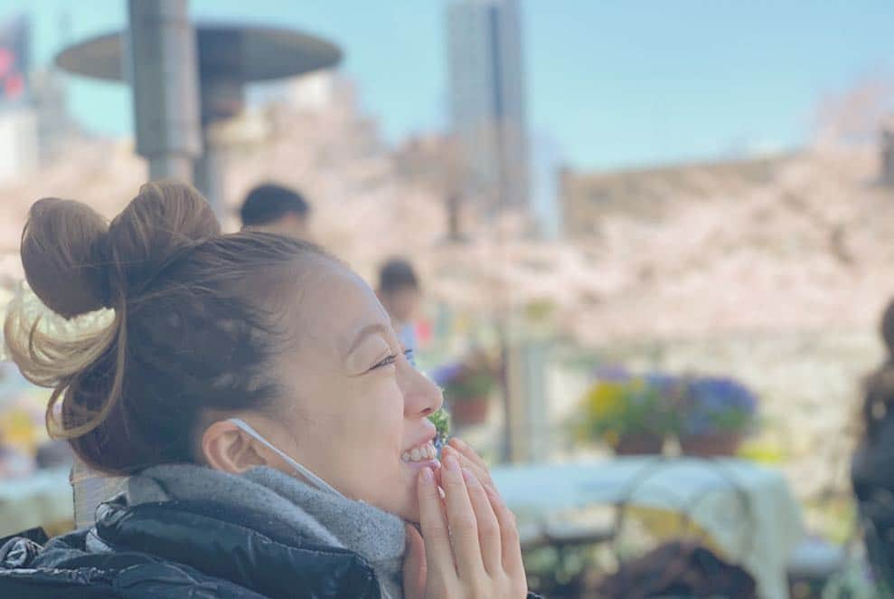 あびる優さんのインスタグラム写真 - (あびる優Instagram)「彼が撮ってくれた私😋 夫婦デート⁉️的な。 桜満開ランチでした😋🍕🍻 束の間の2人時間😘 ノーメイクでおぶちゅな私を撮ってくれてた彼にありがとう😊💕 あ、眉毛は描いてます。笑 #sakura#hanami#fashion#smile#happy#lunch#date#花見#夫婦#デート#笑顔#まったり#幸せ」4月3日 23時59分 - yuabiru74