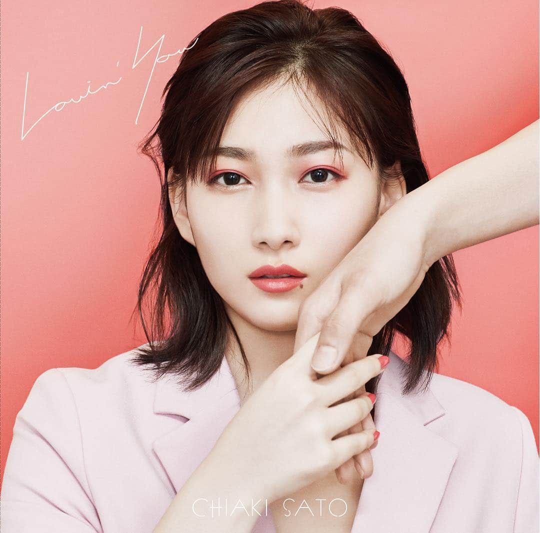 のインスタグラム：「佐藤千亜妃　書き下ろしの新曲が カネボウ化粧品「ALLIE」 Web Movie オリジナルソングに決定！ 新曲「Lovin’ You」本日から配信スタート！ 「Lovin’ You」は、独自の存在感を放ち音楽シーンで注目をあつめている「踊Foot Works」のTondenhey (Guitar) @k11ch11 が、アレンジ/ トラックプロデュースを務めた。Trap と佐藤千亜妃の世界観をPOPS へ昇華させた新感覚アーバンポップに仕上がっており、佐藤千亜妃のクールで憂いを帯びたボーカルが映画のワンシーンのような美しい映像に彩りを添えている。 ジャケ写は @hirohisanakano さんが撮影。 p.s この音、ぶっちゃけヤバない？笑」