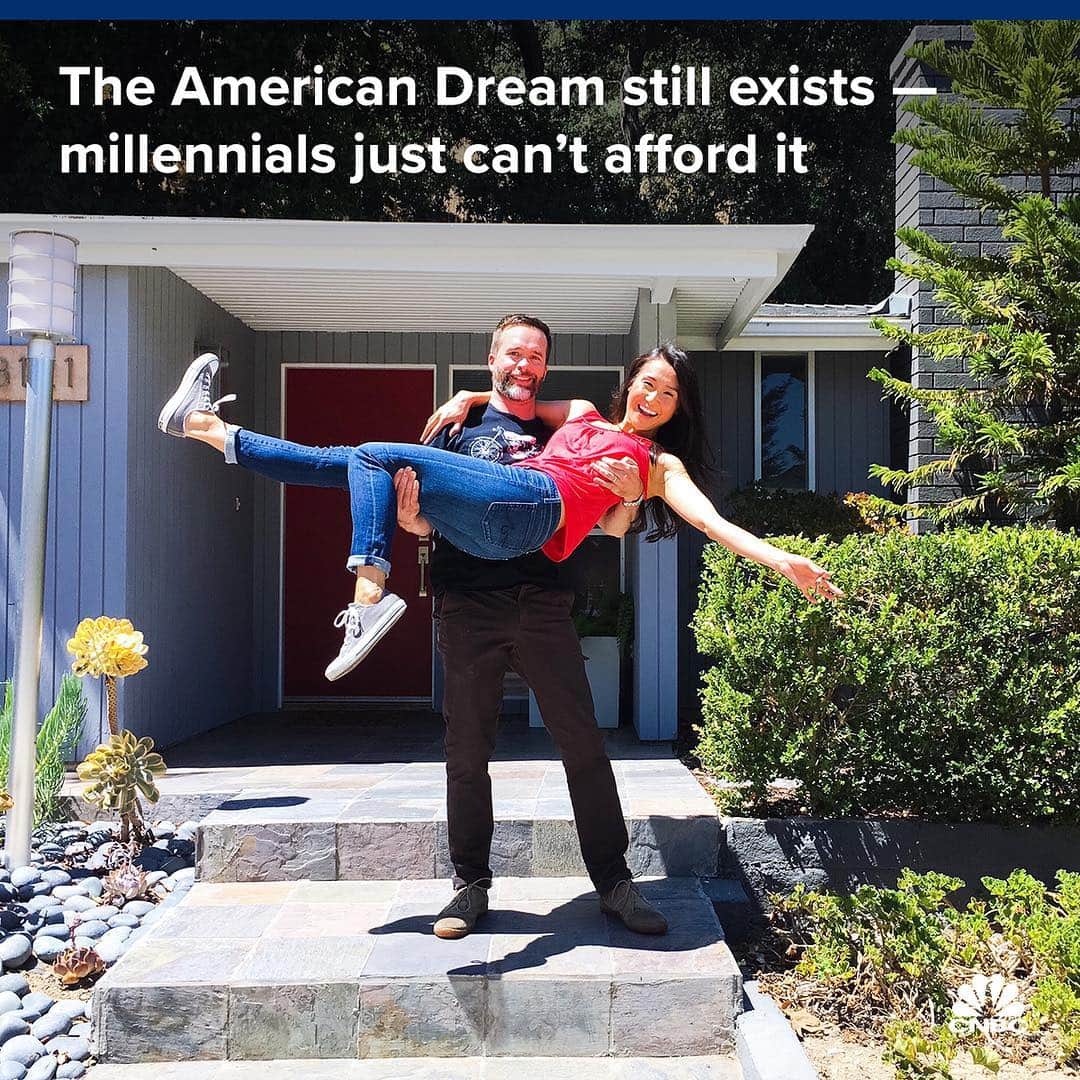 CNBCさんのインスタグラム写真 - (CNBCInstagram)「For many millennials, the American dream is alive and well — it’s just out of reach.⁣⠀ ⁣⠀ More than a quarter of millennials said buying a home was the life milestone they prioritized most. But their rate of homeownership is lower than that of their parents and grandparents at the same age, according to research by the Urban Institute.⁣⠀ ⁣⠀ Sky-high rents, unprecedented student loan debt and getting married at a later age lower the likelihood of buying a home for. The single biggest thing standing in their way? Affording the down payment.⁣⠀ ⁣⠀ To read more about barriers that prevent millennials from homeownership, click the link in bio.⁣⠀ ⁣⠀ *⁣⠀ *⁣⠀ *⁣⠀ *⁣⠀ *⁣⠀ *⁣⠀ *⁣⠀ *⁣⠀ ⁣⠀ #realestate #home #homeownership #millennials #openhouse #forsale #realtor #househunting #personalfinance #business #businessnews #cnbc⁣⠀」4月4日 0時03分 - cnbc