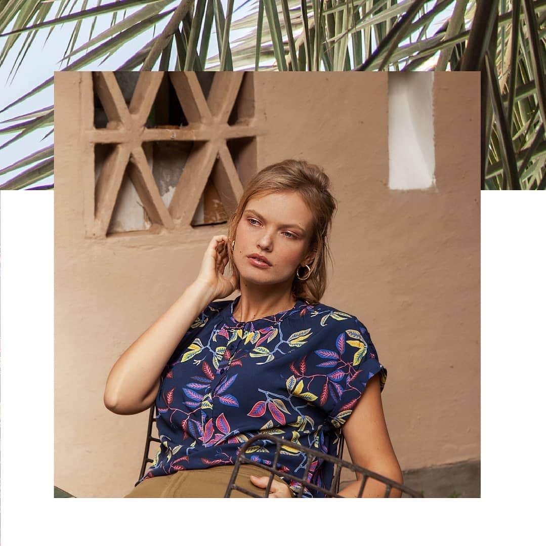 のインスタグラム：「D-Day ☀️🍃 Comme une ode aux vacances, fêtons ensemble l'arrivée de notre nouvel imprimé ; feuillage exotique 🌺 🇬🇧Like a wink to holidays, celebrate together the arrival of this new print ; exotic foliage 🌺  #bensimon #casualfolk #feuillageexotique #voyagevoyage」