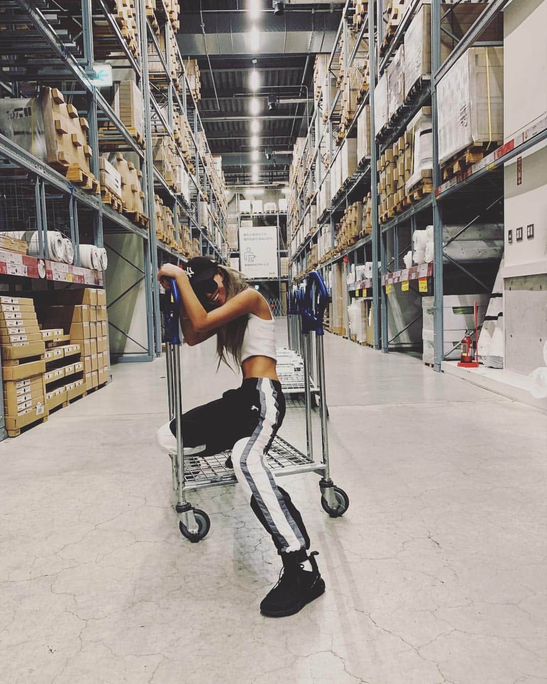 のインスタグラム：「New new new ❤︎❤︎❤︎ So many new things in 2019 already 🌸🌸🌸 We went to IKEA to get new things for our new house💃🏼🕺🏼 久々のIKEA💕💕💕 ドライブ大好き❤︎❤︎❤︎ 2時間以上IKEAにいた中の半分は @_genking_ に騙されてたエープリルフール🙄🙄🙄w  #OOTD #TOKYO #JAPAN #FASHION オーストラリアで買ったStussyのパンツ💕 @stussywomen @stussy 質問きてたスニーカーは AIRMAXだよ @nike @nikewomen ❤︎」