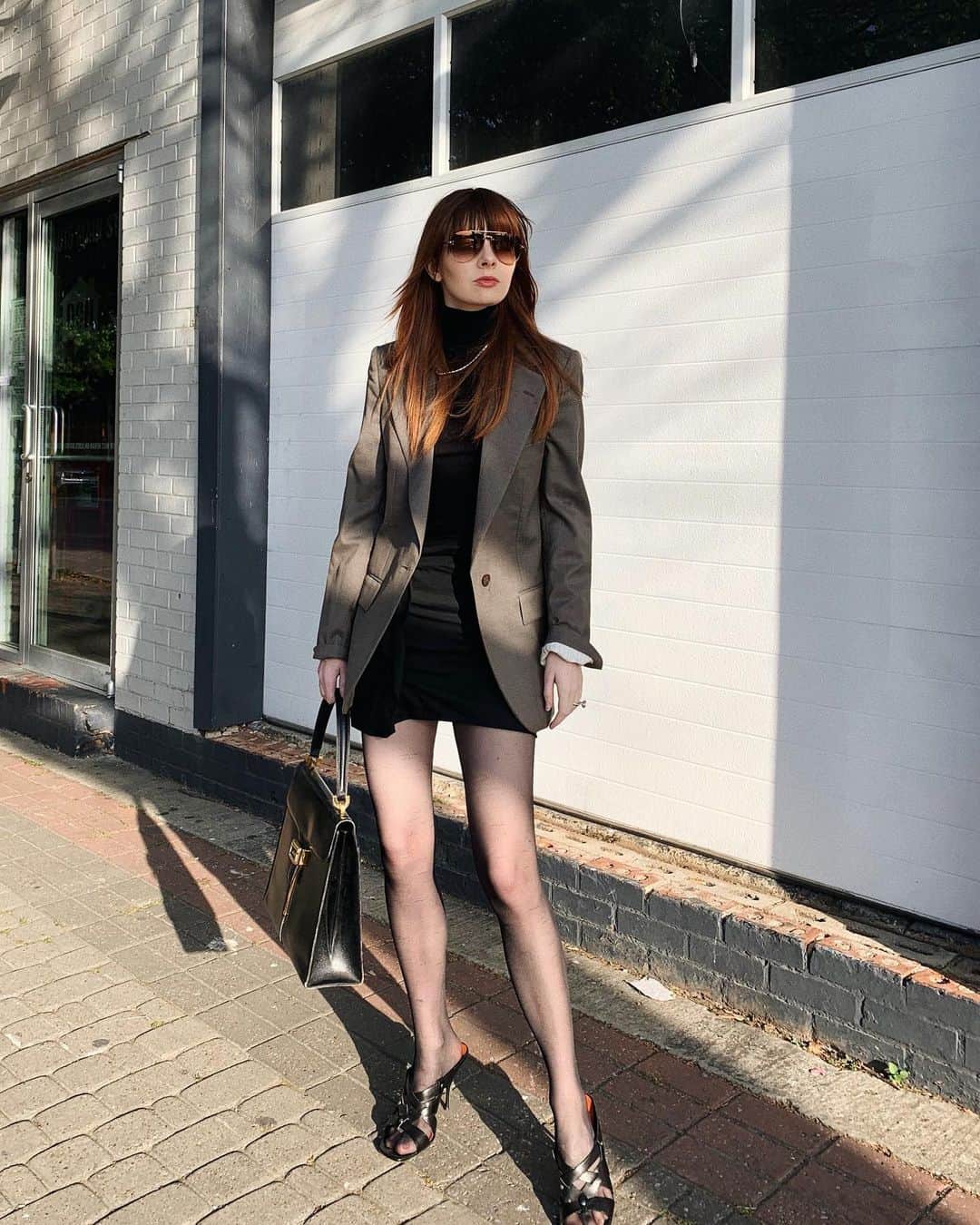 ジェーン・アルドリッジのインスタグラム：「Shady lady 🤳 in @isabelmarant skirt from @vodboutique and @stellamccartney blazer」