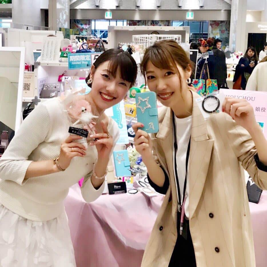 愛水せれ奈さんのインスタグラム写真 - (愛水せれ奈Instagram)「本日❣️ #イベント の方無事に終わりました✨😄✨ 本当に沢山の方にお越しいただき、ご購入していただき、感謝の気持ちでいっぱいでございます❤️ 皆様が笑顔になってくださるのが、何よりも嬉しかったです✨😋✨ . ここで1つ#朗報 です❣️❣️ #ヘアゴム #大人気 のため... #20世紀号に乗って  #千秋楽 まで... #販売決定 ✨✨✨ . 皆様のおかげでございます✨😭✨ #今ある数のみ ですので #早い者勝ち でございます❣️ . . どうぞ宜しくお願い致します😋🍒 . . 🌸2019年3/28(木)〜2019年4/3(水) 🌸#渋谷ヒカリエ 1階 🌸#chouchou (お店の名前です✨) 🌸#アクセサリー のお店です✨ @bijou_japan @chouchou_shibuya #hikarie #theaterouve #愛水せれ奈 #雪組 さん ❄️ #シアターオーブ にて ❄️ 絶賛#公演中 ❣️」4月4日 0時16分 - airi.aaari.aimi