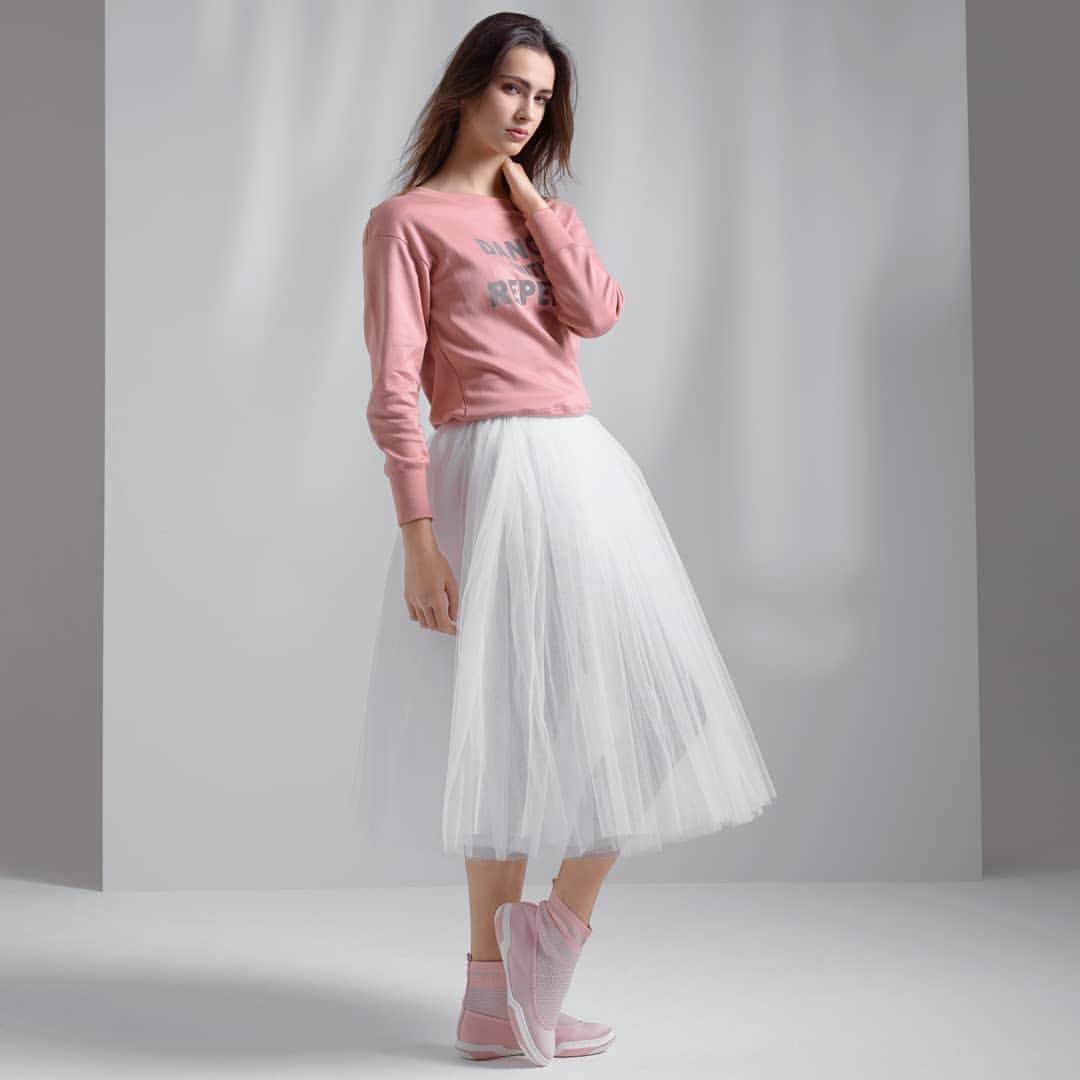 Repettoさんのインスタグラム写真 - (RepettoInstagram)「Un mélange subtil entre le sportswear et le tutu. Deux univers qui se complètent pour un look moderne. A subtil mix of the sportswear and the tutu. Two universes which complement each other for a modern look. . #Repetto #ootd #SportsWear #RepettoStyle」4月4日 0時10分 - repettoparis