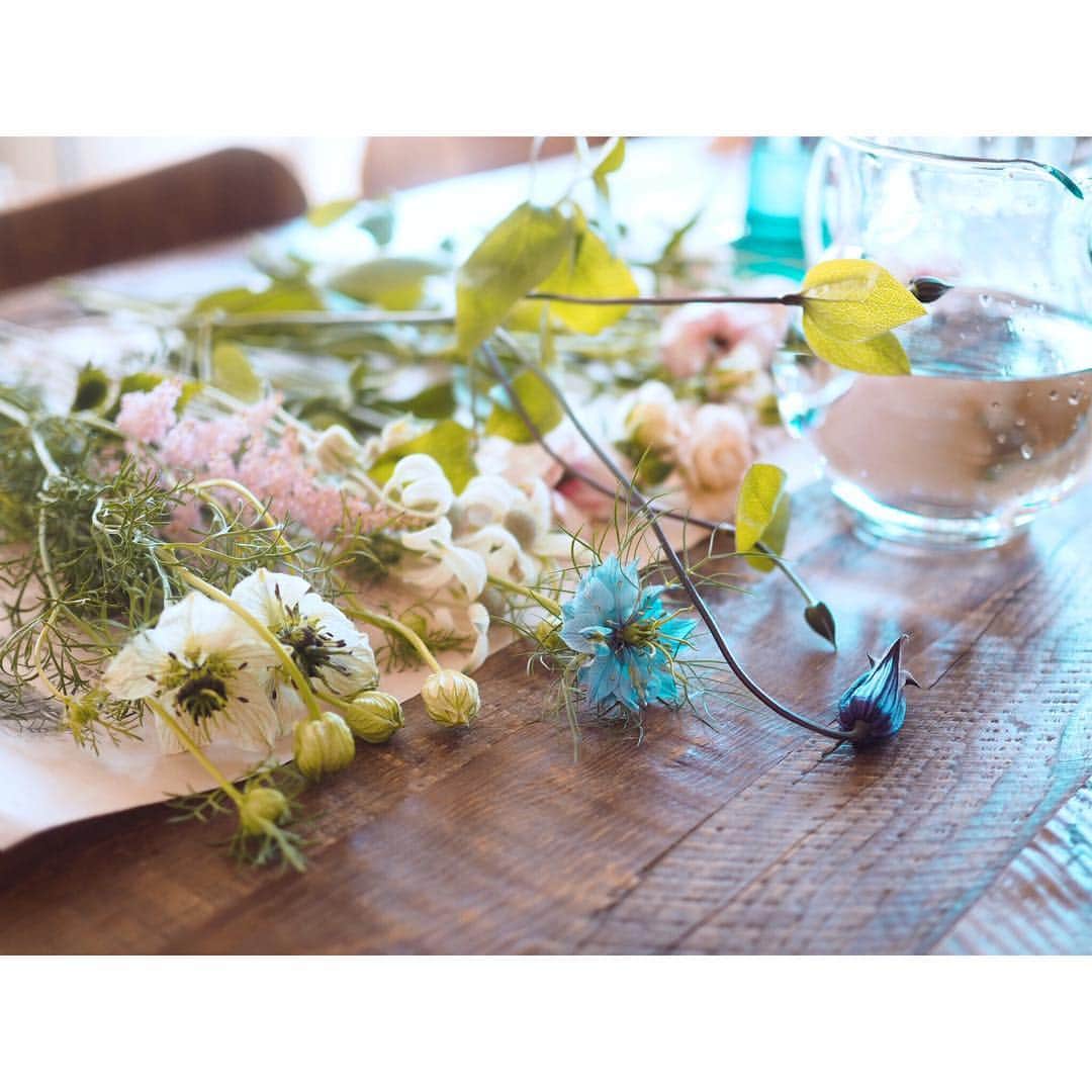 高山都さんのインスタグラム写真 - (高山都Instagram)「買ってきた花を、一度広げて、どの花瓶に合わせようか…考える時間が好き。 お料理もお花も、洋服も…なんてことないバランスが絶妙なニュアンスを出す。 並べた様子に、今日の気分がうかがえる。笑」4月4日 0時11分 - miyare38