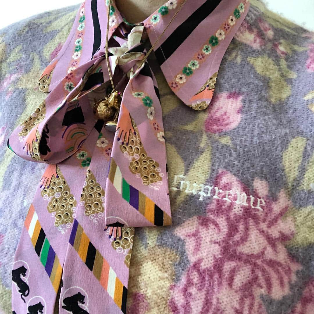 のインスタグラム：「I 💖 patterns 🌹 @supremenewyork @marcjacobs #roses #bubbles #blackpanthers #supreme #marcjacobs」