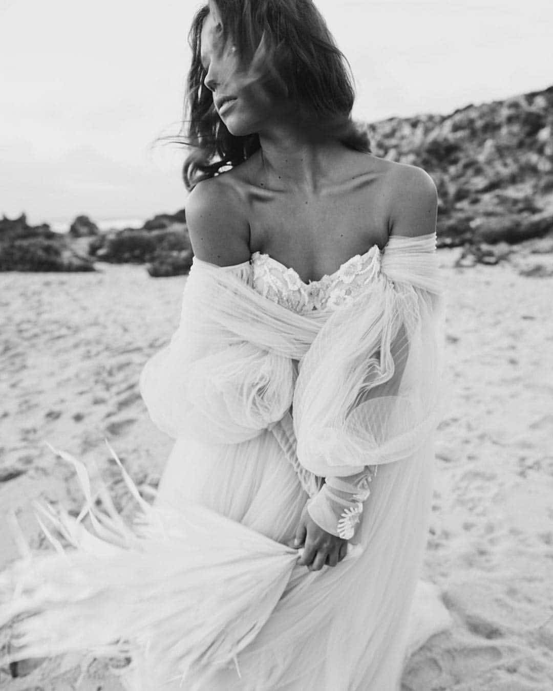 Galia Lahavさんのインスタグラム写真 - (Galia LahavInstagram)「Embracing mother nature | Our incredibly pleated #BELLINA gown #GLCouture 📷 @katedrennanphotography @dionforbrides」4月4日 0時25分 - galialahav