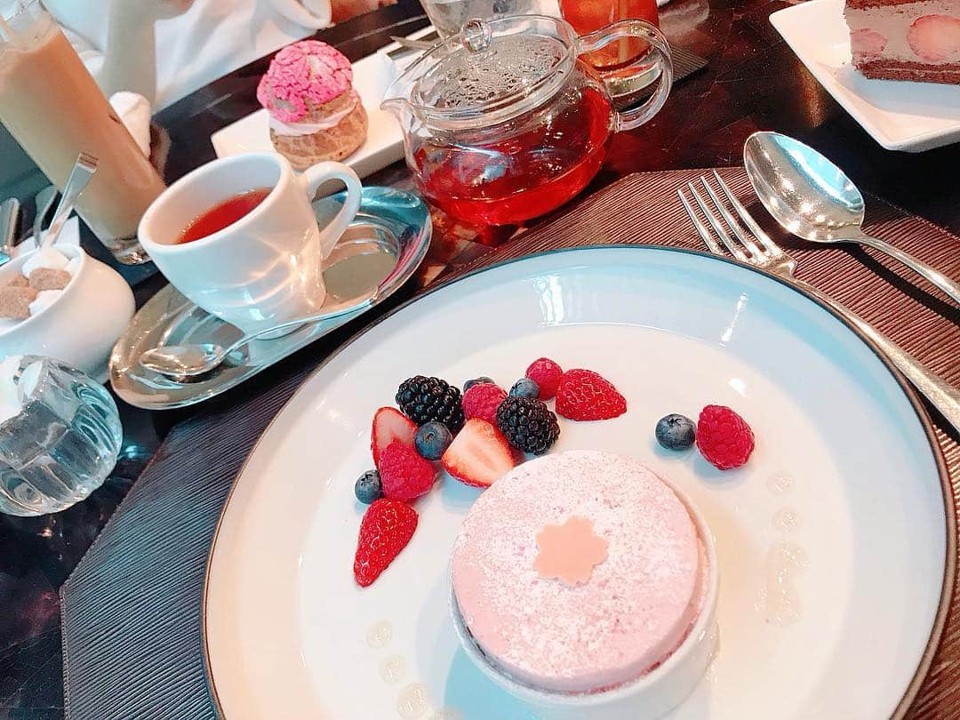 木南清香さんのインスタグラム写真 - (木南清香Instagram)「🌸🍰💓 ・ ・ #桜の季節 は スイーツが可愛くて うきうきしちゃう♡ ・ #🌸 #桜#さくら #女子会 #おやつの時間 #ritzcarltontokyo」4月4日 0時25分 - kinami_sayaka