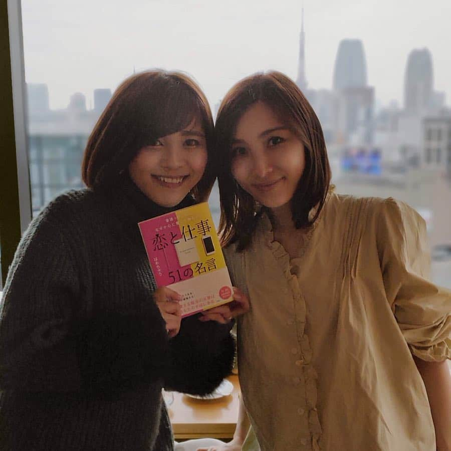 東紗友美さんのインスタグラム写真 - (東紗友美Instagram)「先日、はあちゅうとご飯食べた時に新刊もらいました📕✨ ここ数日この本のおかげで1日2.3個ずつ、名言に出会っています。 ・ ・ ・ 「できないから、それが仕事になるんだよ」 「自分も管理できない人が仕事を管理できるわけがない」などなど。 前向きなパワーをもった言葉や、自分に警鐘を鳴らしてくれるようなハッとするフレーズが多くて。それがとってもよかった！ そして名言を集めた書籍って結構いろいろあるけれど、 この本が良いなぁと思ったところは名言に関する各コラム・エピソード部分の内容の濃さ。コトバたちが、生きてるみたい！ はあちゅうの経験もきちんと織り込まれていてフムフムと納得してしまいました。 その場でそのフレーズを聞いたように効いてきました😊✌️ #恋と仕事51の名言  #名言 #はあちゅう #読書 #読書記録 #東京タワー #読書好きな人と繋がりたい」4月4日 0時21分 - higashisayumi