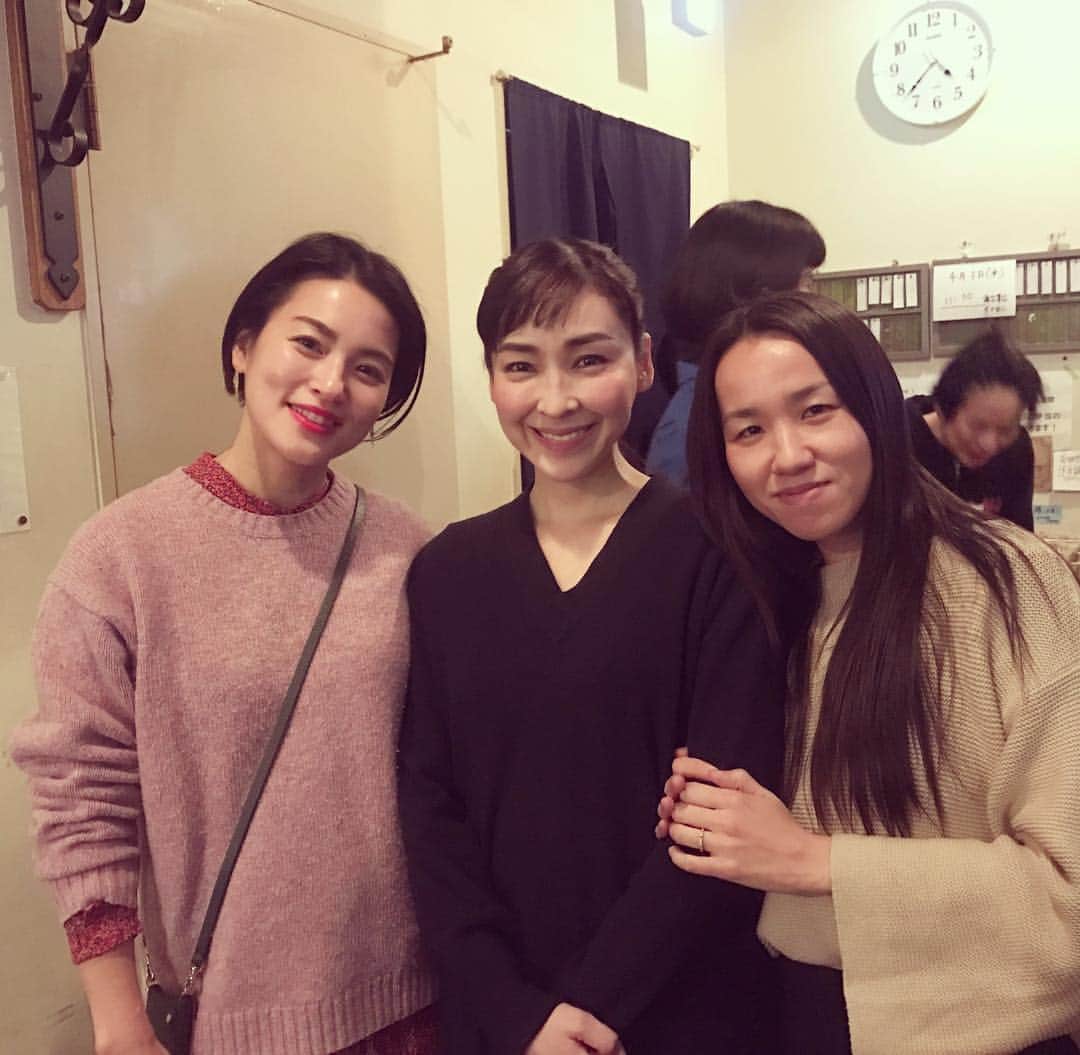 桃生亜希子のインスタグラム：「久しぶりの久美ちゃんに会いに、未来 @miku525 と本多劇場でやっている 舞台「クラッシャー女中」を観劇。  久美ちゃん、頑張ってた！  Respect✨🌞 マネージャー山ちゃんも変わらずで、嬉しかったな。  残りの公演も、身体大事に頑張ってね❤️ 落ちついたら、ゆっくり会いたい😘 #久しぶりの3人 #ありがとう #出会ったのは20年前か #クラッシャー女中」