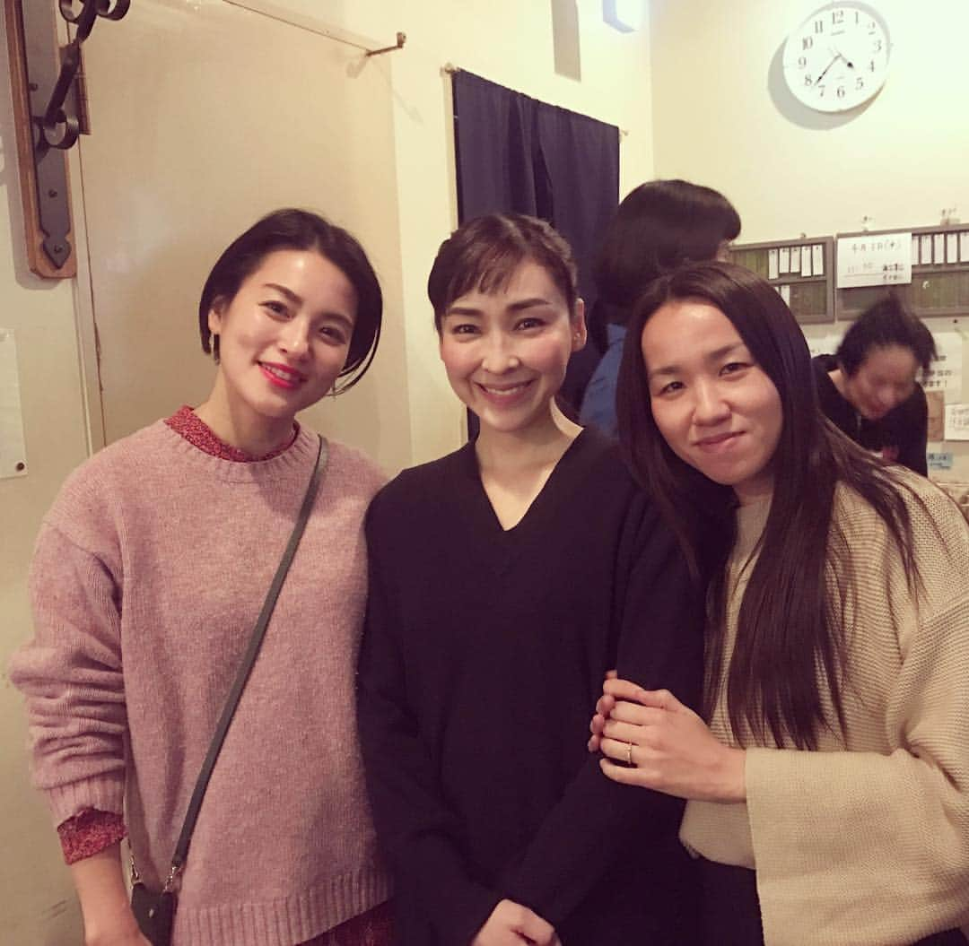 桃生亜希子さんのインスタグラム写真 - (桃生亜希子Instagram)「久しぶりの久美ちゃんに会いに、未来 @miku525 と本多劇場でやっている 舞台「クラッシャー女中」を観劇。  久美ちゃん、頑張ってた！  Respect✨🌞 マネージャー山ちゃんも変わらずで、嬉しかったな。  残りの公演も、身体大事に頑張ってね❤️ 落ちついたら、ゆっくり会いたい😘 #久しぶりの3人 #ありがとう #出会ったのは20年前か #クラッシャー女中」4月4日 0時31分 - pinokosugar